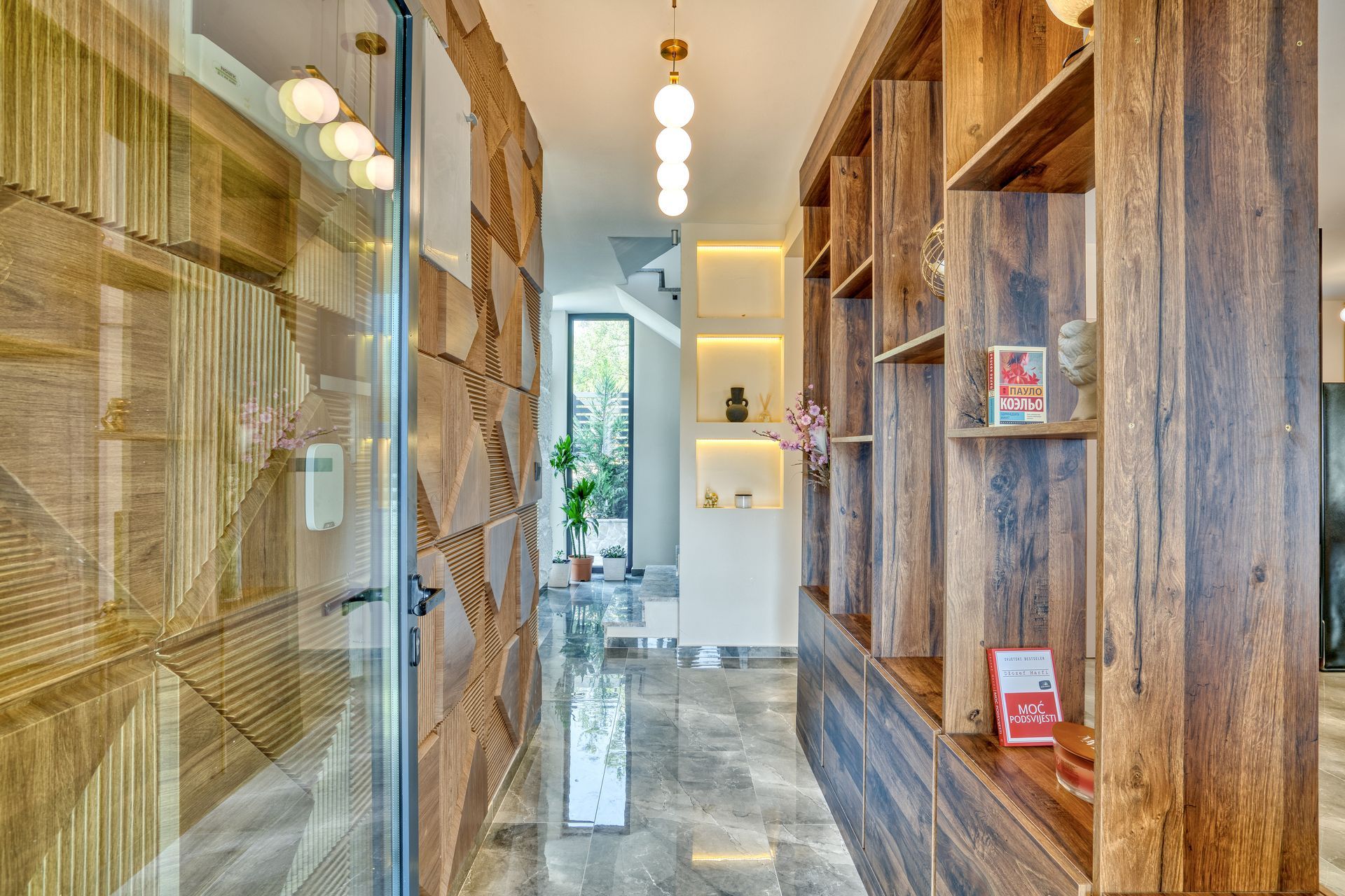 Izdavanje,Kotor,Zagora-Ekskluzivna Vila sa Bazenom, Krovnom Terasom, Đakuzijem i Letnjom Kuhinjom (NA PERIOD DO 01.05.2026) - Amfora Real Estate