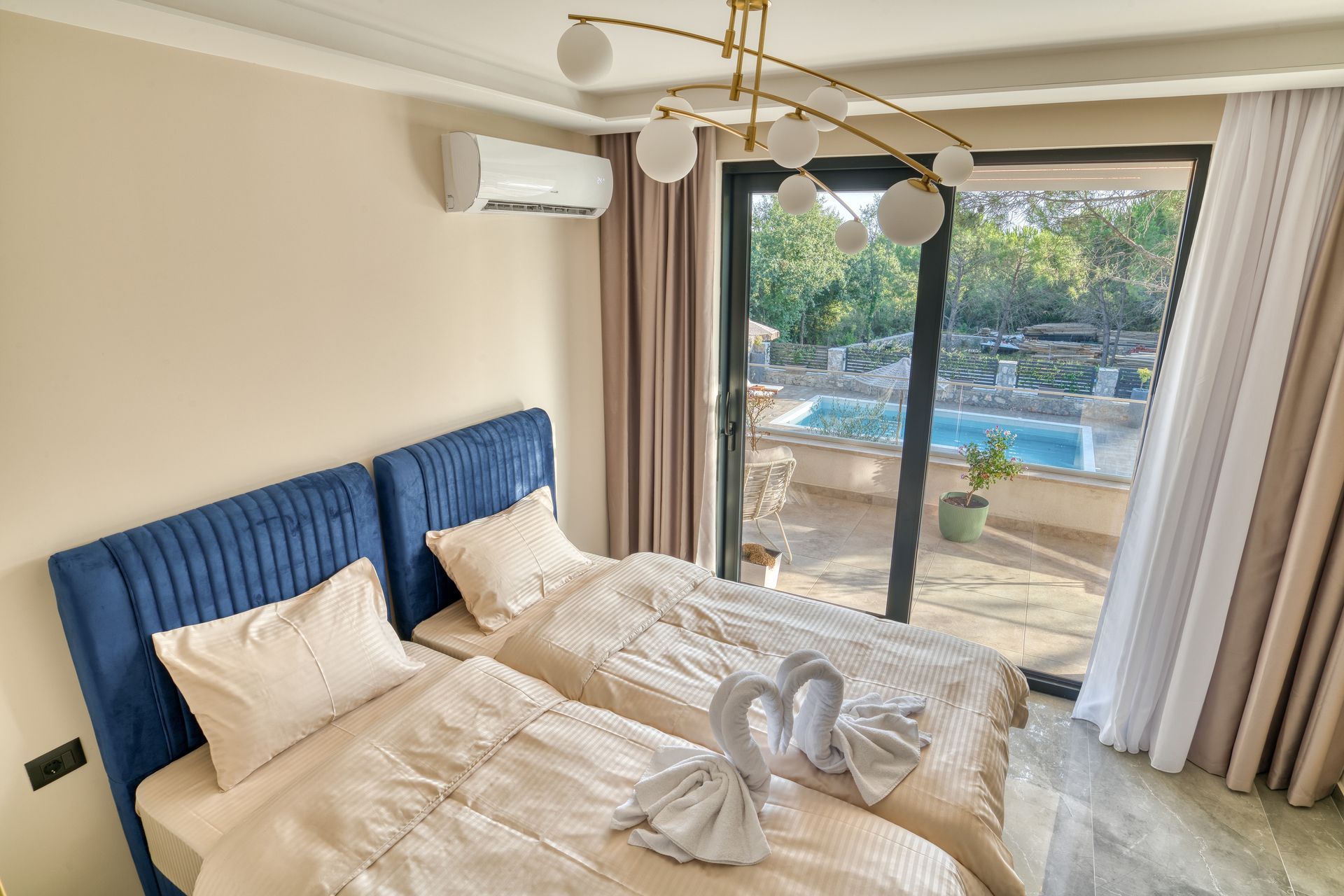 Izdavanje,Kotor,Zagora-Ekskluzivna Vila sa Bazenom, Krovnom Terasom, Đakuzijem i Letnjom Kuhinjom (NA PERIOD DO 01.05.2026) - Amfora Real Estate