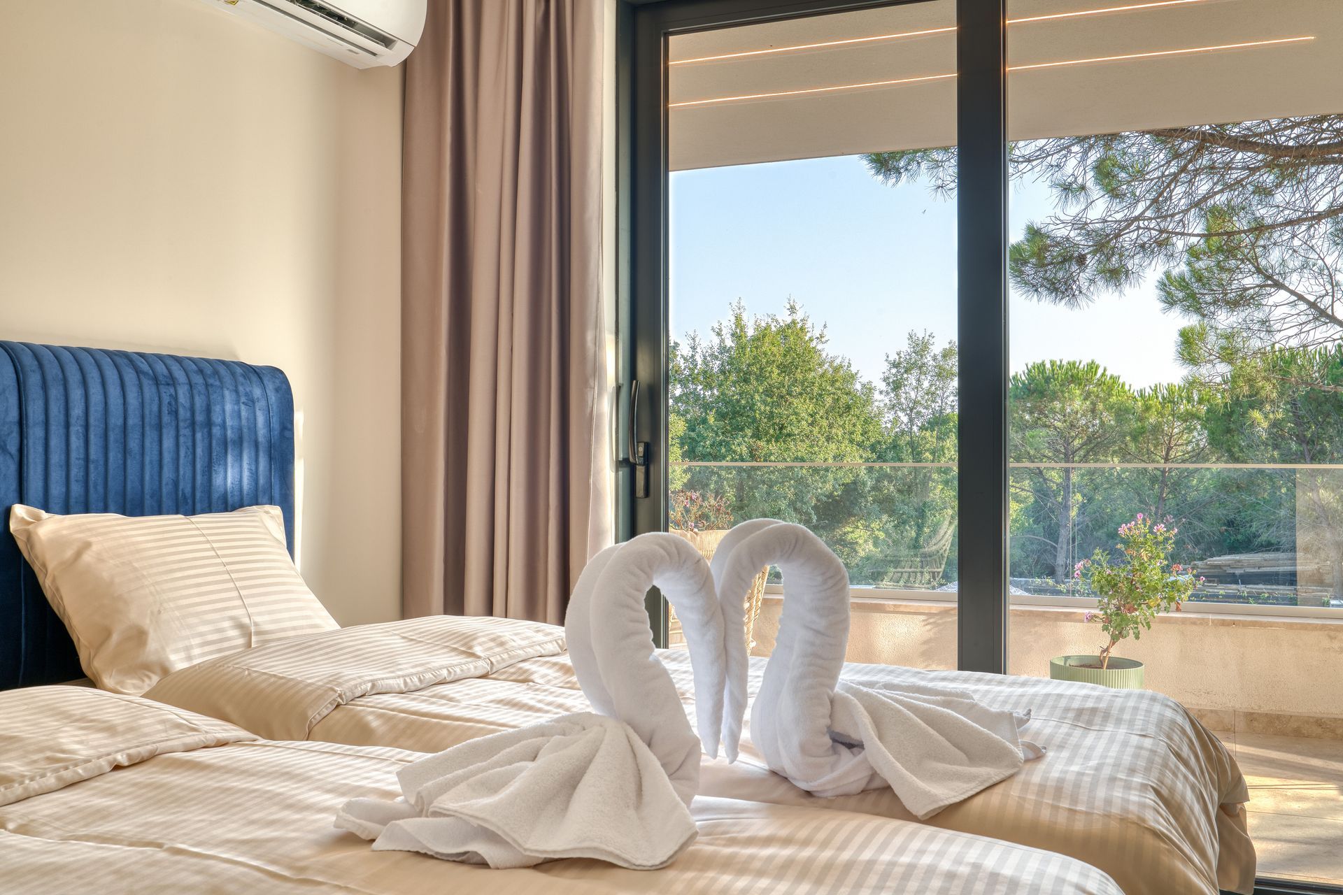 Izdavanje,Kotor,Zagora-Ekskluzivna Vila sa Bazenom, Krovnom Terasom, Đakuzijem i Letnjom Kuhinjom (NA PERIOD DO 01.05.2026) - Amfora Real Estate