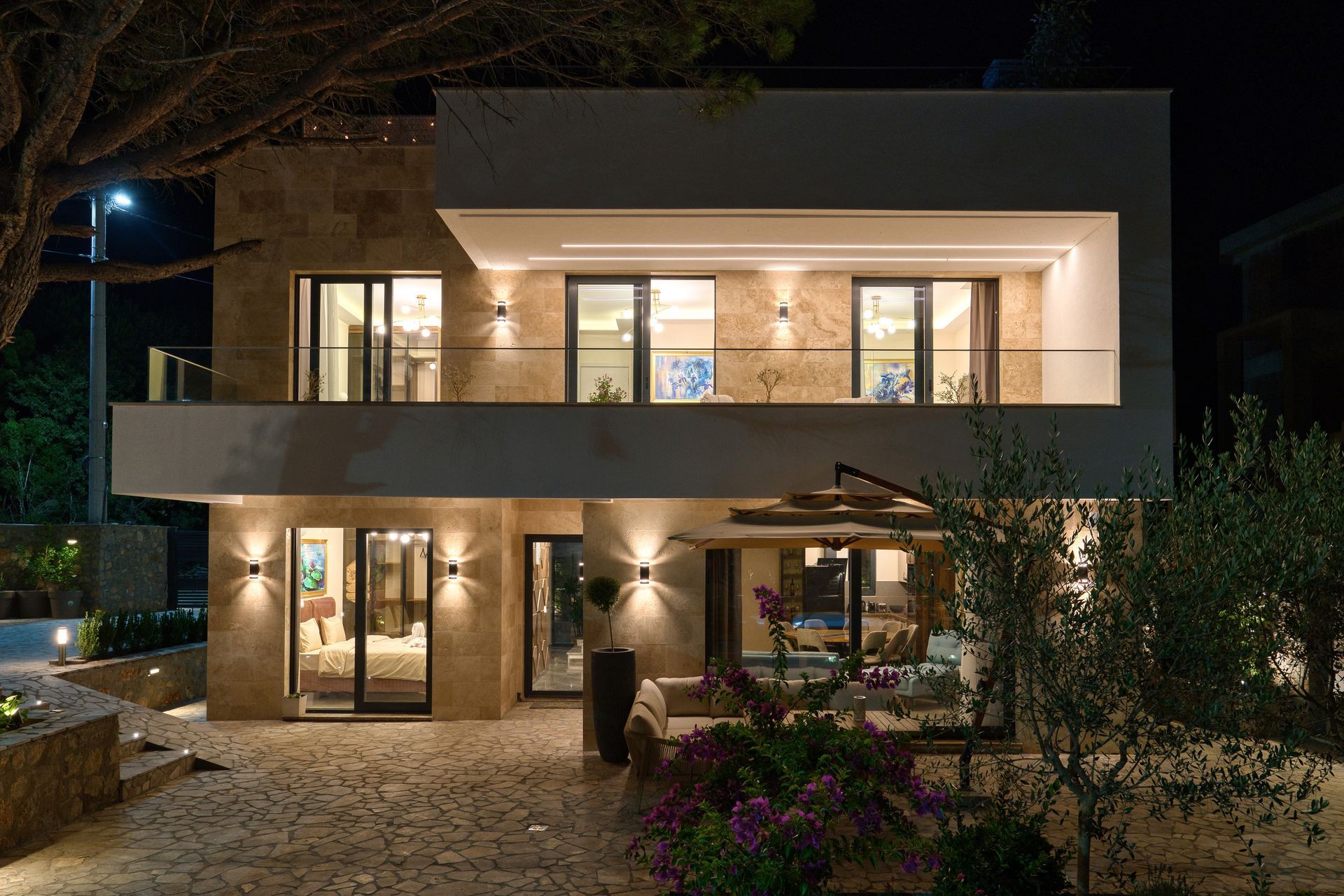 Izdavanje,Kotor,Zagora-Ekskluzivna Vila sa Bazenom, Krovnom Terasom, Đakuzijem i Letnjom Kuhinjom (NA PERIOD DO 01.05.2026) - Amfora Real Estate