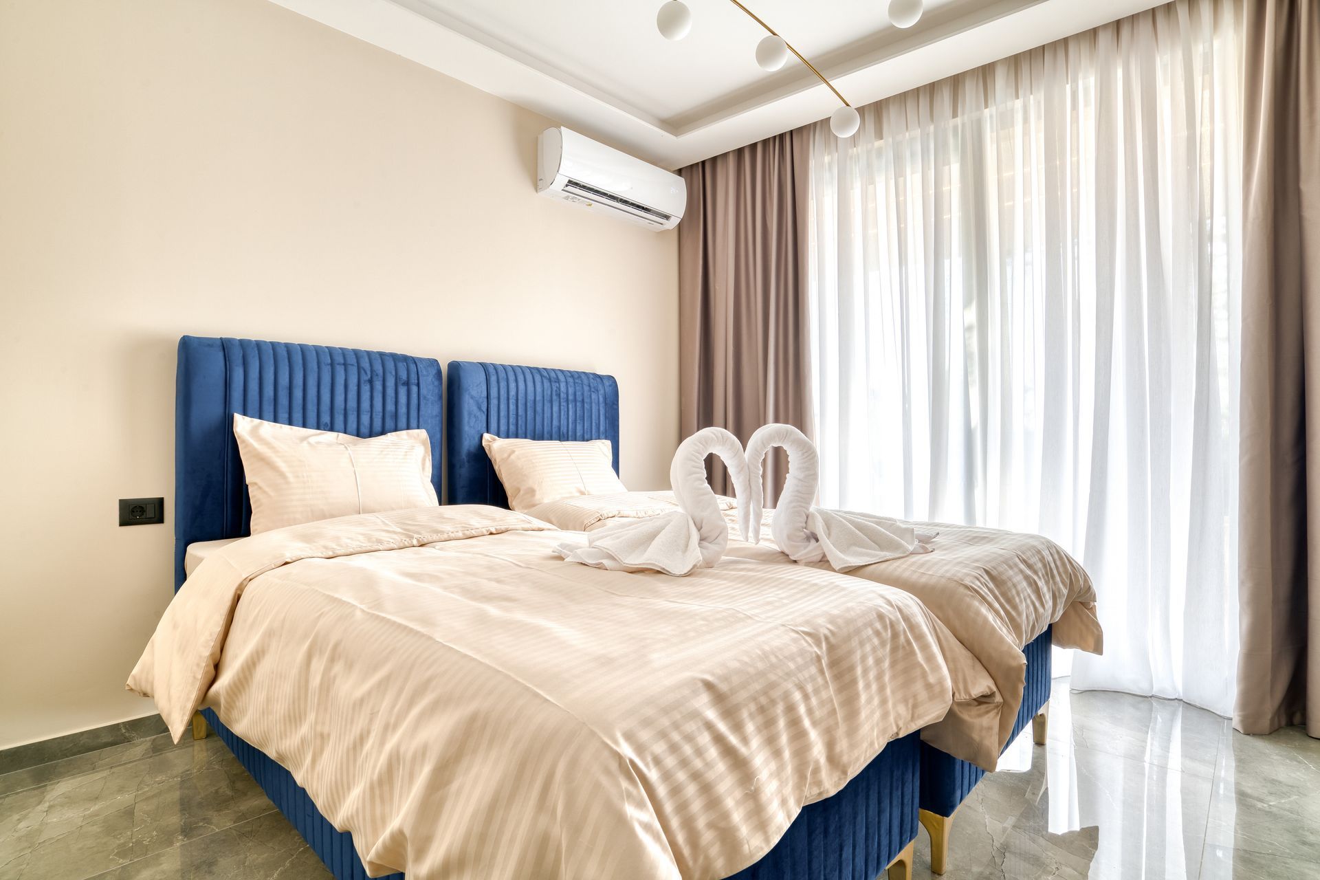 Izdavanje,Kotor,Zagora-Ekskluzivna Vila sa Bazenom, Krovnom Terasom, Đakuzijem i Letnjom Kuhinjom (NA PERIOD DO 01.05.2026) - Amfora Real Estate