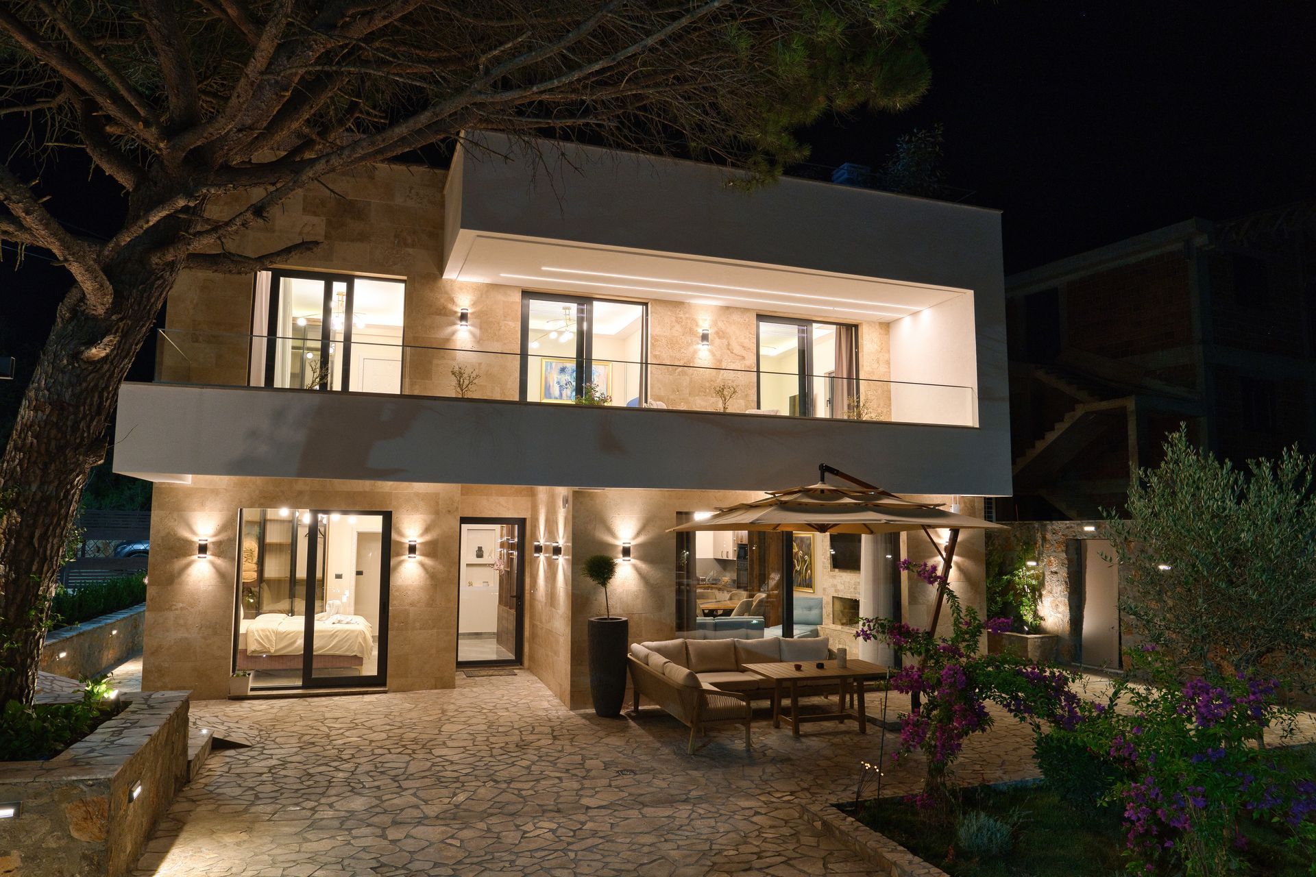 Izdavanje,Kotor,Zagora-Ekskluzivna Vila sa Bazenom, Krovnom Terasom, Đakuzijem i Letnjom Kuhinjom (NA PERIOD DO 01.05.2026) - Amfora Real Estate