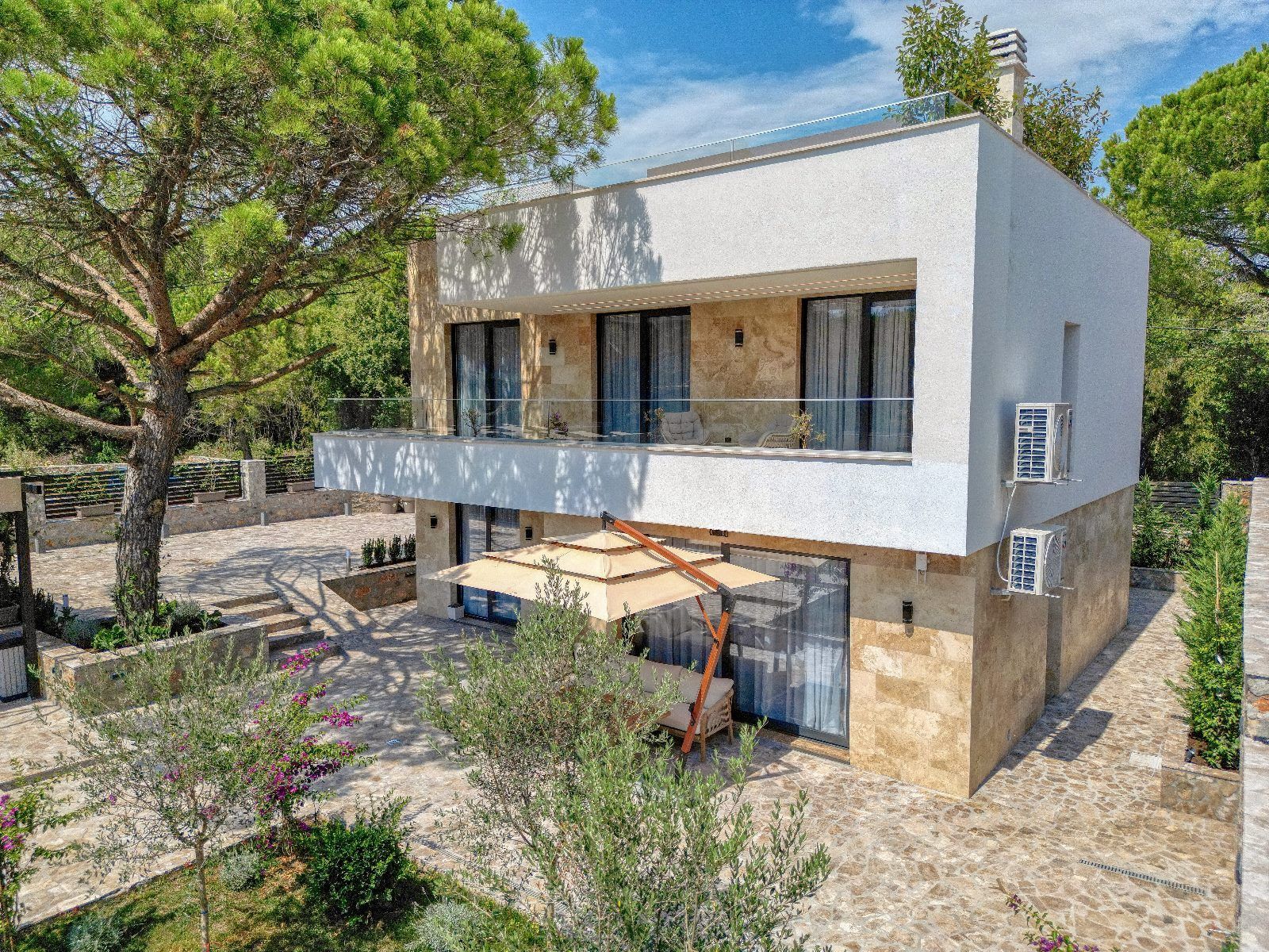 Izdavanje,Kotor,Zagora-Ekskluzivna Vila sa Bazenom, Krovnom Terasom, Đakuzijem i Letnjom Kuhinjom (NA PERIOD DO 01.05.2026) - Amfora Real Estate