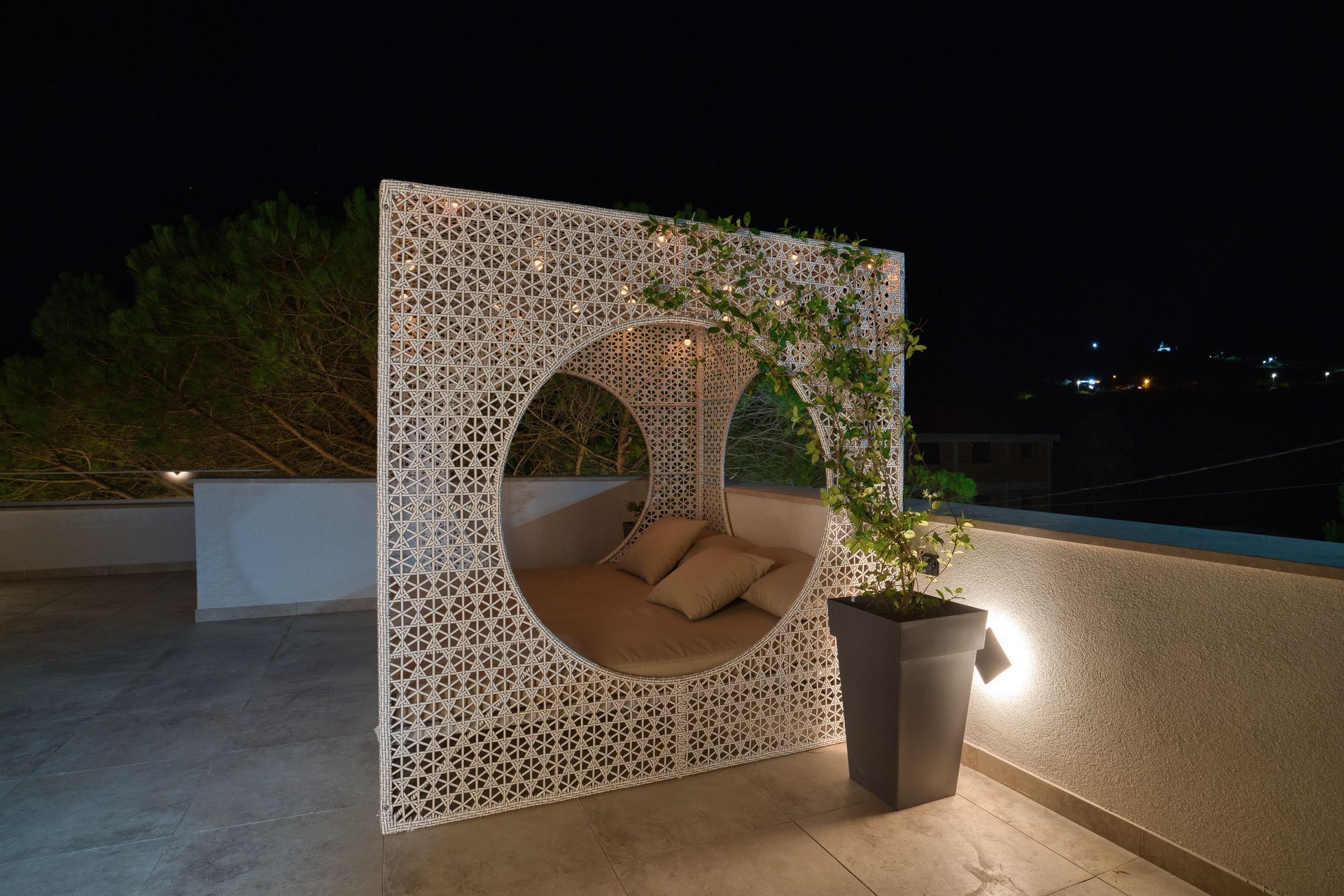 Izdavanje,Kotor,Zagora-Ekskluzivna Vila sa Bazenom, Krovnom Terasom, Đakuzijem i Letnjom Kuhinjom (NA PERIOD DO 01.05.2026) - Amfora Real Estate