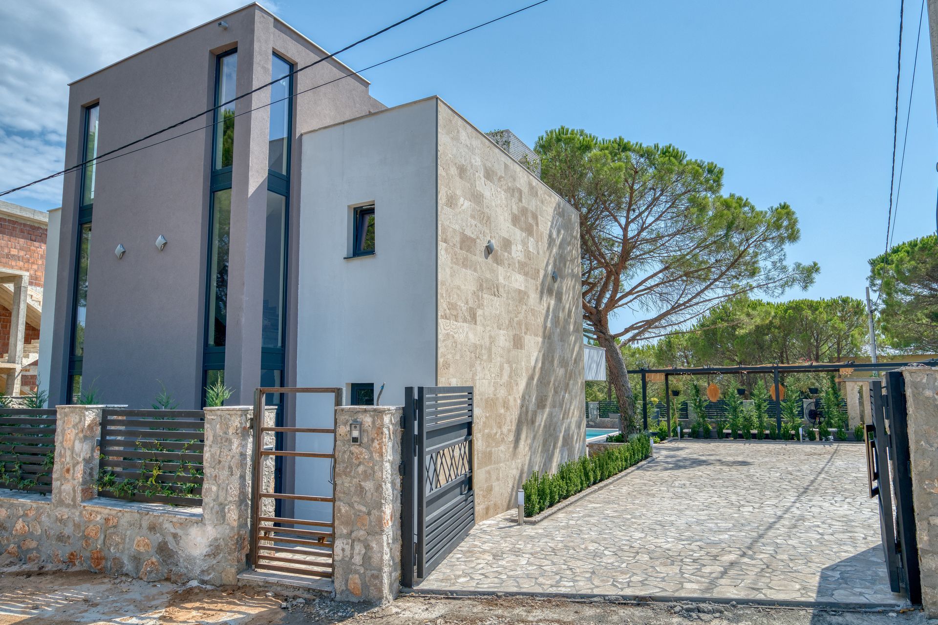 Izdavanje,Kotor,Zagora-Ekskluzivna Vila sa Bazenom, Krovnom Terasom, Đakuzijem i Letnjom Kuhinjom (NA PERIOD DO 01.05.2026) - Amfora Real Estate