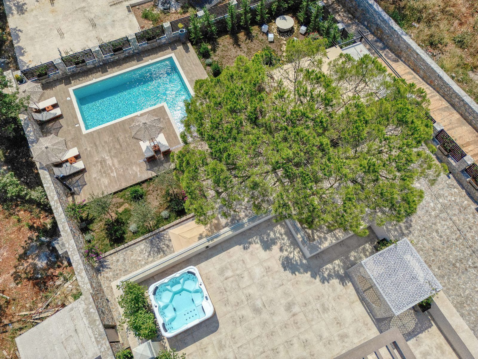 Izdavanje,Kotor,Zagora-Ekskluzivna Vila sa Bazenom, Krovnom Terasom, Đakuzijem i Letnjom Kuhinjom (NA PERIOD DO 01.05.2026) - Amfora Real Estate