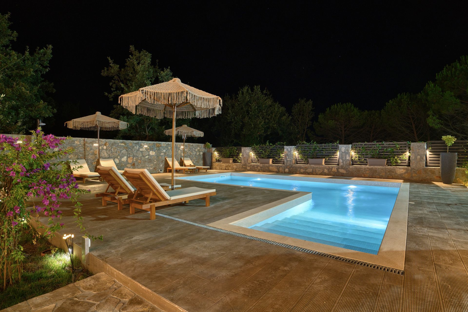 Izdavanje,Kotor,Zagora-Ekskluzivna Vila sa Bazenom, Krovnom Terasom, Đakuzijem i Letnjom Kuhinjom (NA PERIOD DO 01.05.2026) - Amfora Real Estate