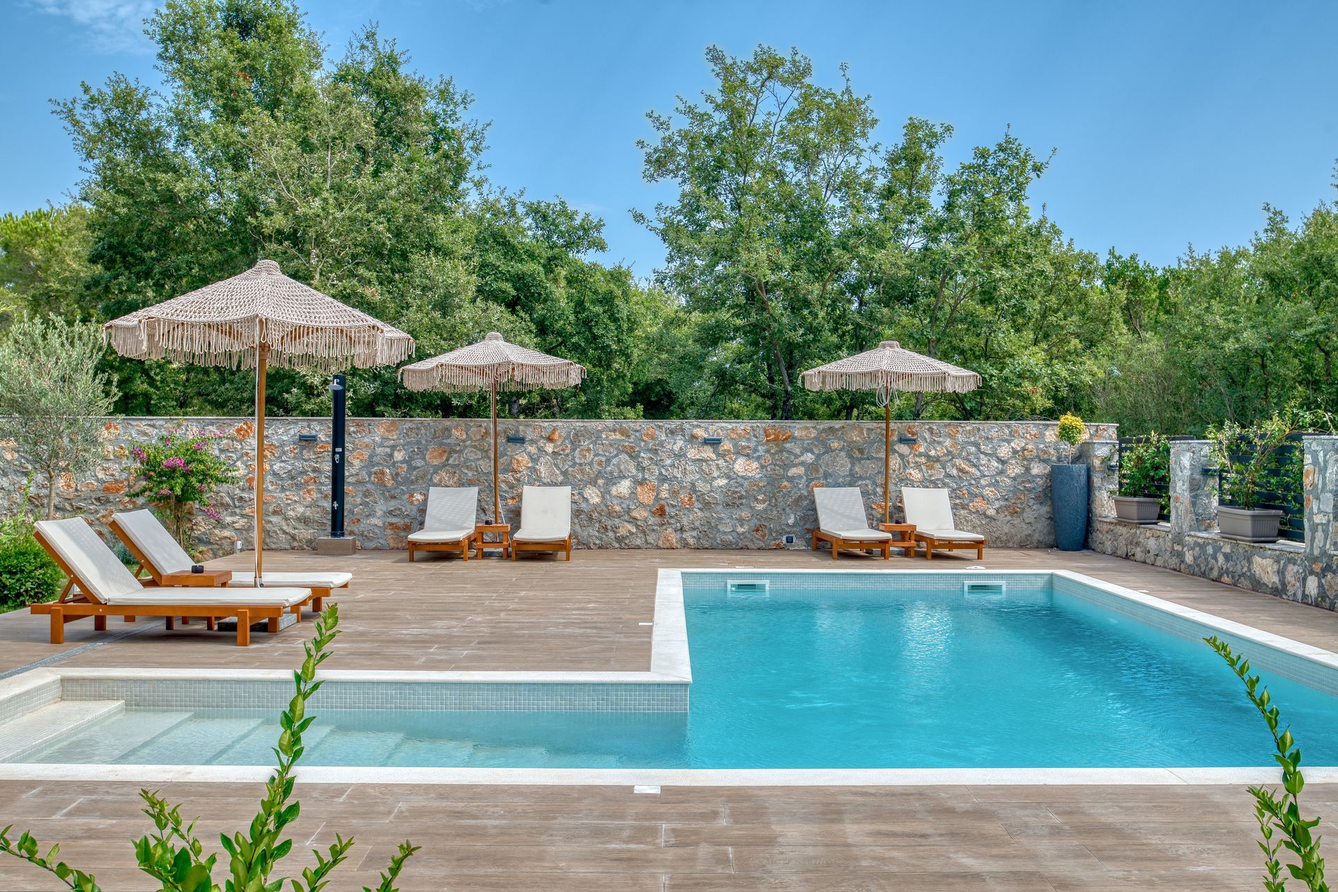 Izdavanje,Kotor,Zagora-Ekskluzivna Vila sa Bazenom, Krovnom Terasom, Đakuzijem i Letnjom Kuhinjom (NA PERIOD DO 01.05.2026) - Amfora Real Estate