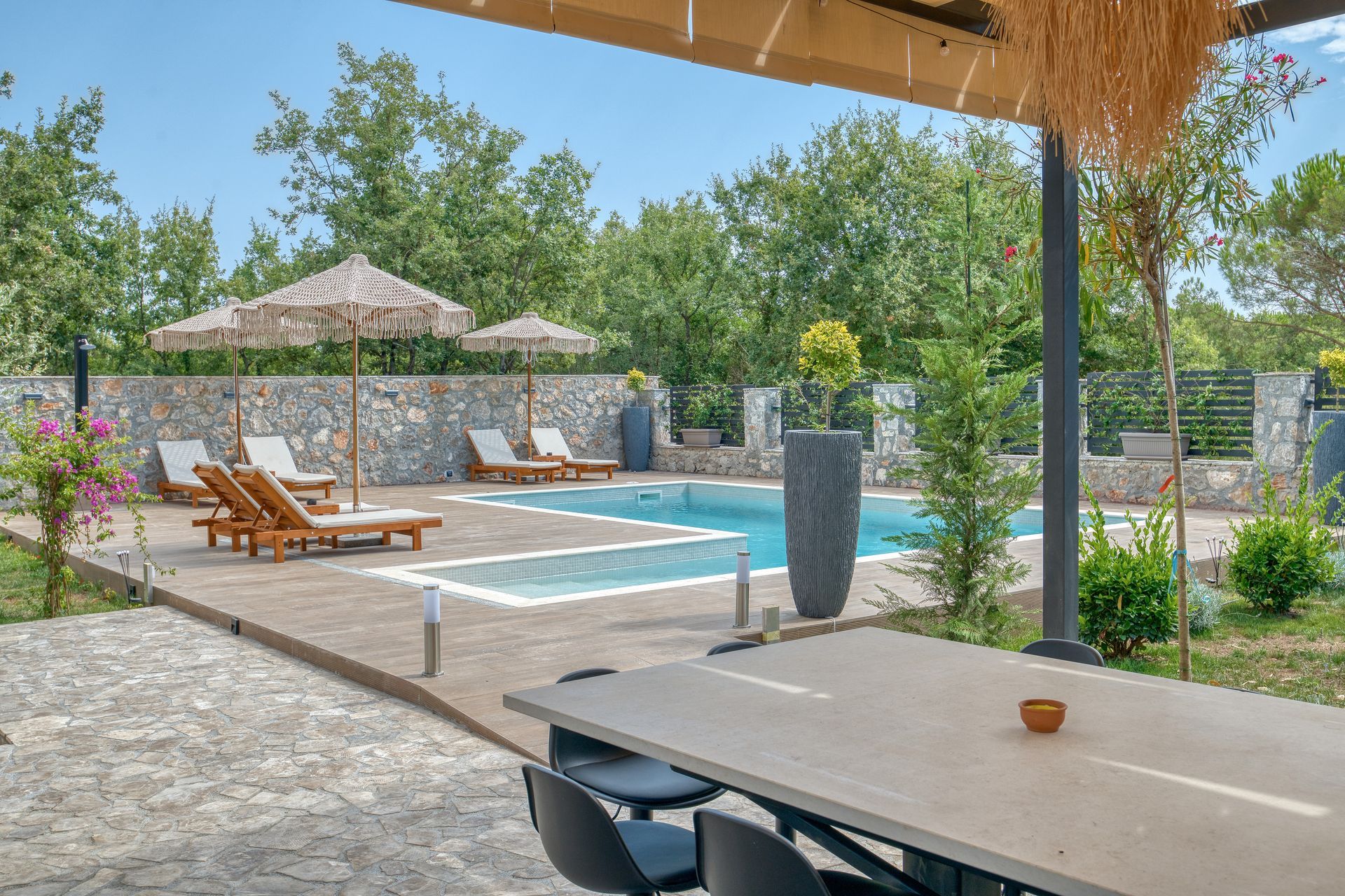 Izdavanje,Kotor,Zagora-Ekskluzivna Vila sa Bazenom, Krovnom Terasom, Đakuzijem i Letnjom Kuhinjom (NA PERIOD DO 01.05.2026) - Amfora Real Estate