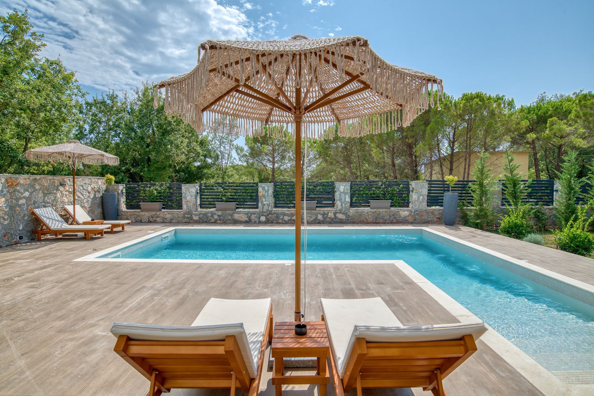 Izdavanje,Kotor,Zagora-Ekskluzivna Vila sa Bazenom, Krovnom Terasom, Đakuzijem i Letnjom Kuhinjom (NA PERIOD DO 01.05.2026) - Amfora Real Estate