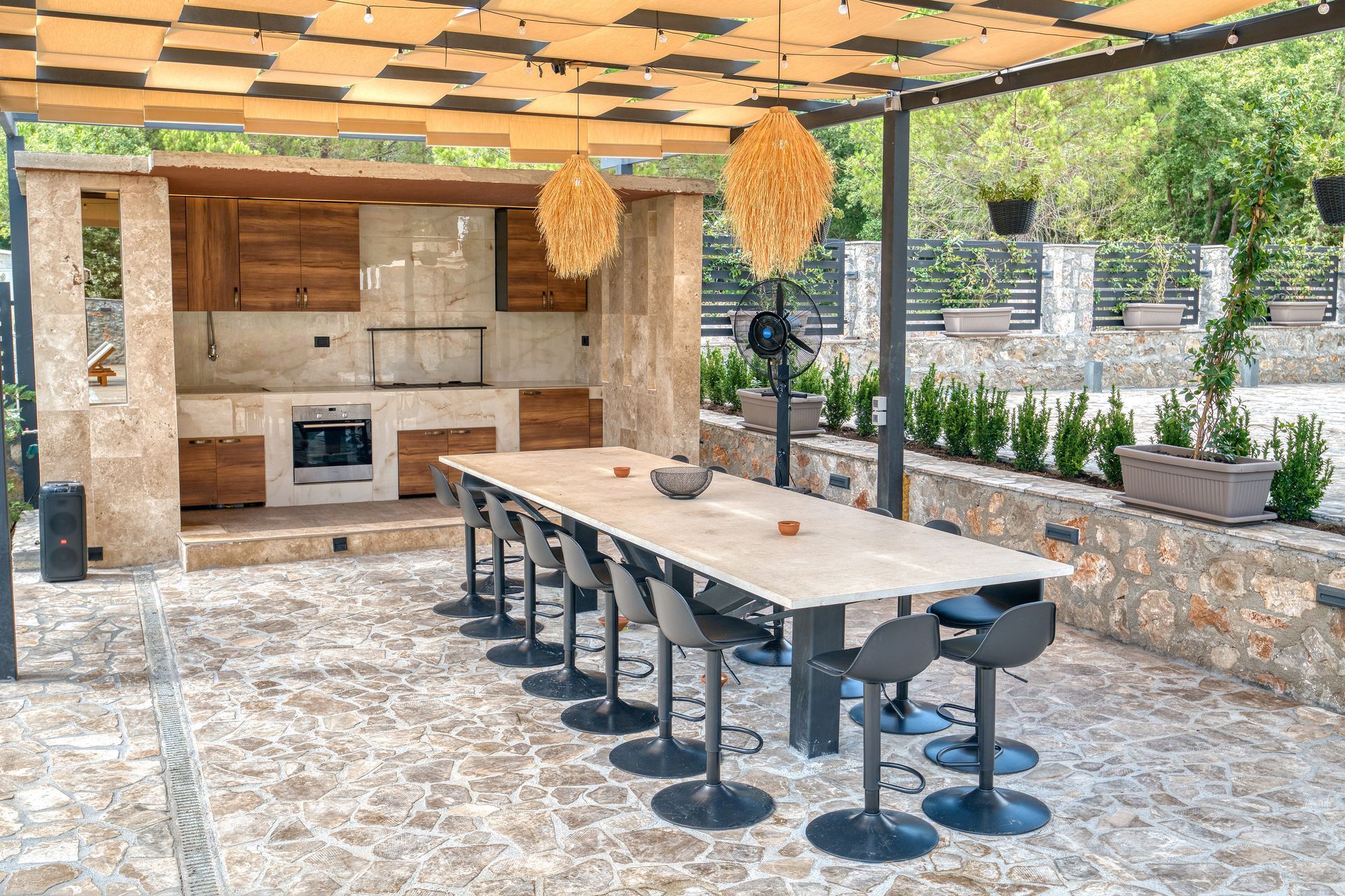 Izdavanje,Kotor,Zagora-Ekskluzivna Vila sa Bazenom, Krovnom Terasom, Đakuzijem i Letnjom Kuhinjom (NA PERIOD DO 01.05.2026) - Amfora Real Estate