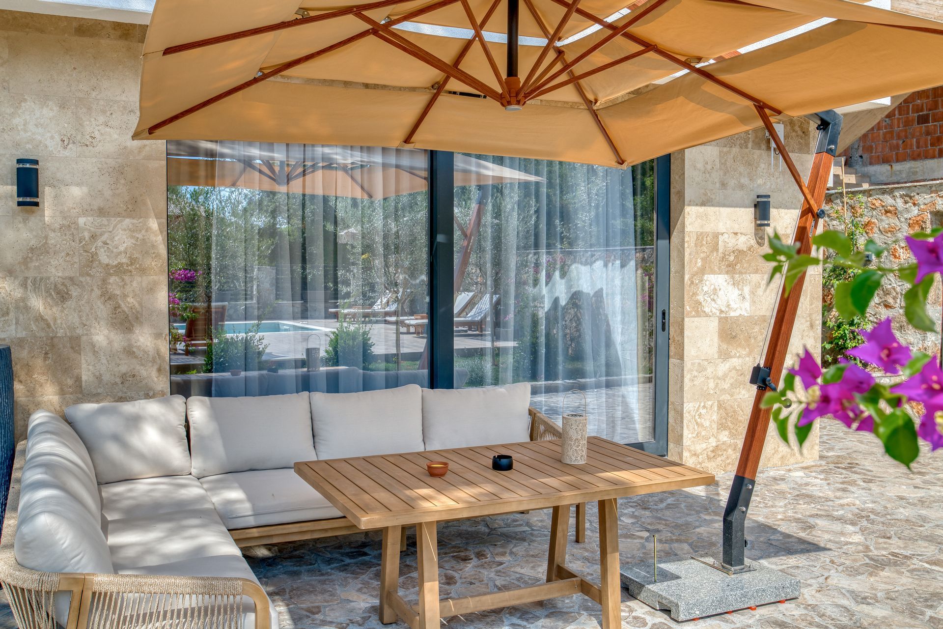 Izdavanje,Kotor,Zagora-Ekskluzivna Vila sa Bazenom, Krovnom Terasom, Đakuzijem i Letnjom Kuhinjom (NA PERIOD DO 01.05.2026) - Amfora Real Estate