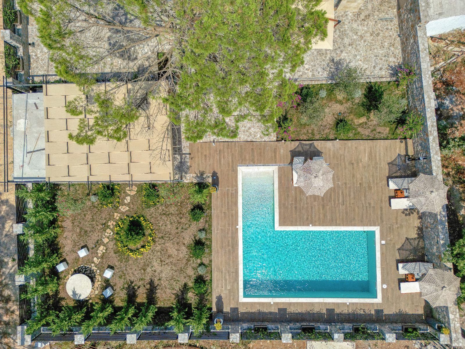 Izdavanje,Kotor,Zagora-Ekskluzivna Vila sa Bazenom, Krovnom Terasom, Đakuzijem i Letnjom Kuhinjom (NA PERIOD DO 01.05.2026) - Amfora Real Estate