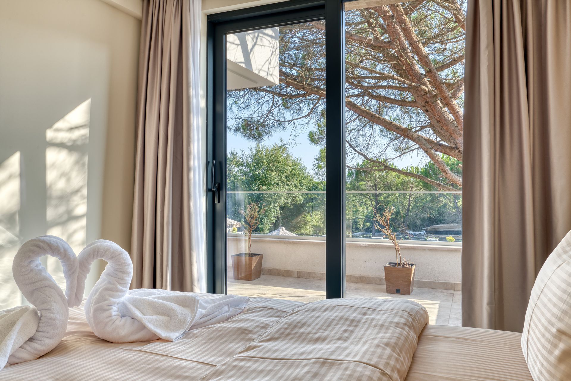 Izdavanje,Kotor,Zagora-Ekskluzivna Vila sa Bazenom, Krovnom Terasom, Đakuzijem i Letnjom Kuhinjom (NA PERIOD DO 01.05.2026) - Amfora Real Estate