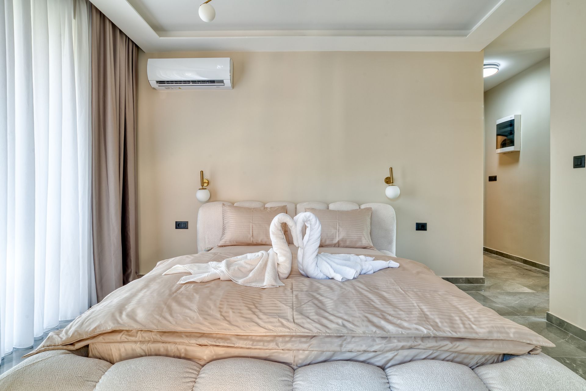 Izdavanje,Kotor,Zagora-Ekskluzivna Vila sa Bazenom, Krovnom Terasom, Đakuzijem i Letnjom Kuhinjom (NA PERIOD DO 01.05.2026) - Amfora Real Estate