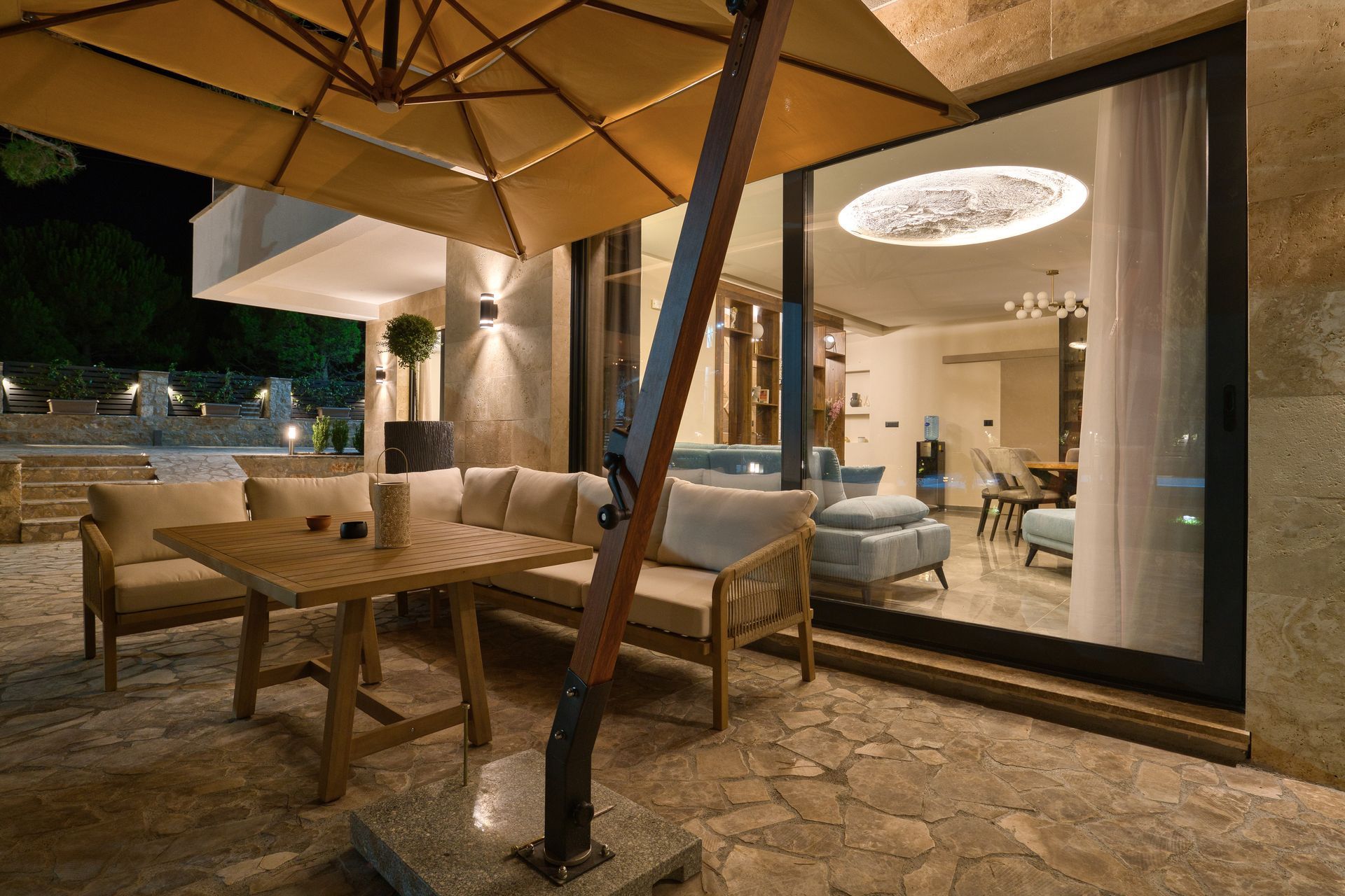 Izdavanje,Kotor,Zagora-Ekskluzivna Vila sa Bazenom, Krovnom Terasom, Đakuzijem i Letnjom Kuhinjom (NA PERIOD DO 01.05.2026) - Amfora Real Estate