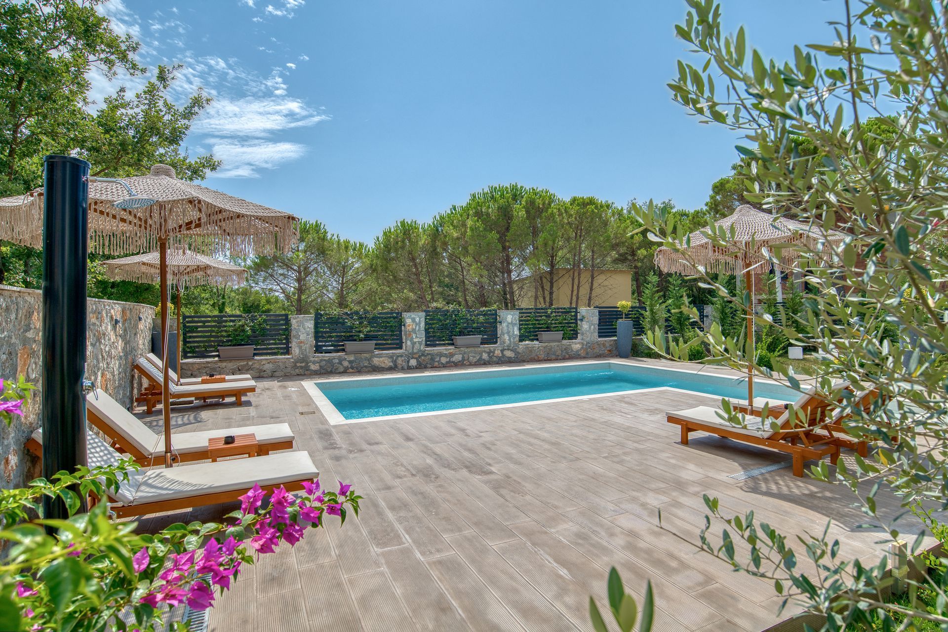 Izdavanje,Kotor,Zagora-Ekskluzivna Vila sa Bazenom, Krovnom Terasom, Đakuzijem i Letnjom Kuhinjom (NA PERIOD DO 01.05.2026) - Amfora Real Estate