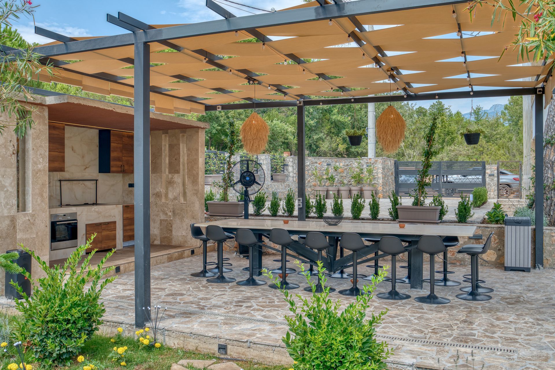 Izdavanje,Kotor,Zagora-Ekskluzivna Vila sa Bazenom, Krovnom Terasom, Đakuzijem i Letnjom Kuhinjom (NA PERIOD DO 01.05.2026) - Amfora Real Estate