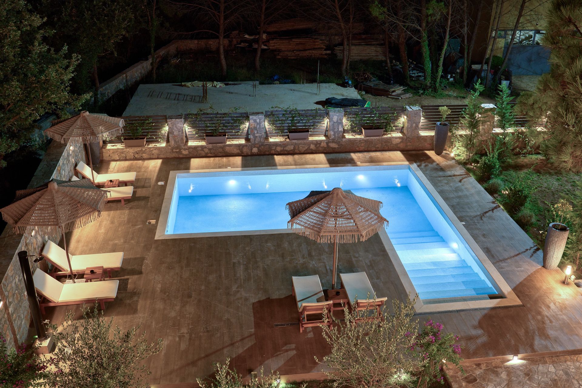 Izdavanje,Kotor,Zagora-Ekskluzivna Vila sa Bazenom, Krovnom Terasom, Đakuzijem i Letnjom Kuhinjom (NA PERIOD DO 01.05.2026) - Amfora Real Estate