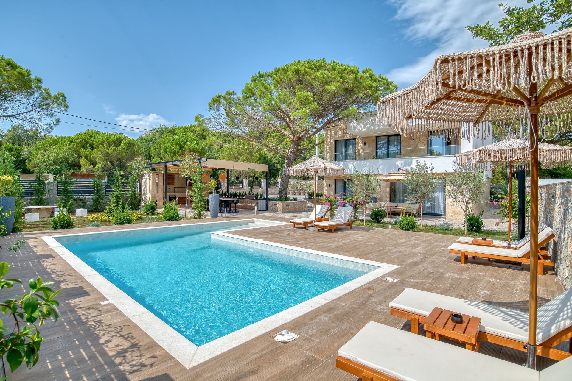 Izdavanje,Kotor,Zagora-Ekskluzivna Vila sa Bazenom, Krovnom Terasom, Đakuzijem i Letnjom Kuhinjom (NA PERIOD DO 01.05.2026) - Amfora Real Estate