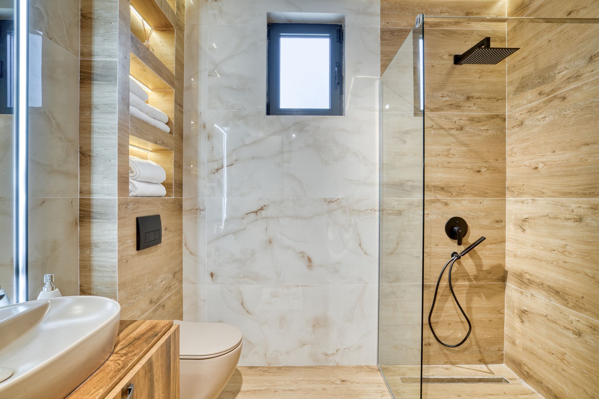 Izdavanje,Kotor,Zagora-Ekskluzivna Vila sa Bazenom, Krovnom Terasom, Đakuzijem i Letnjom Kuhinjom (NA PERIOD DO 01.05.2026) - Amfora Real Estate