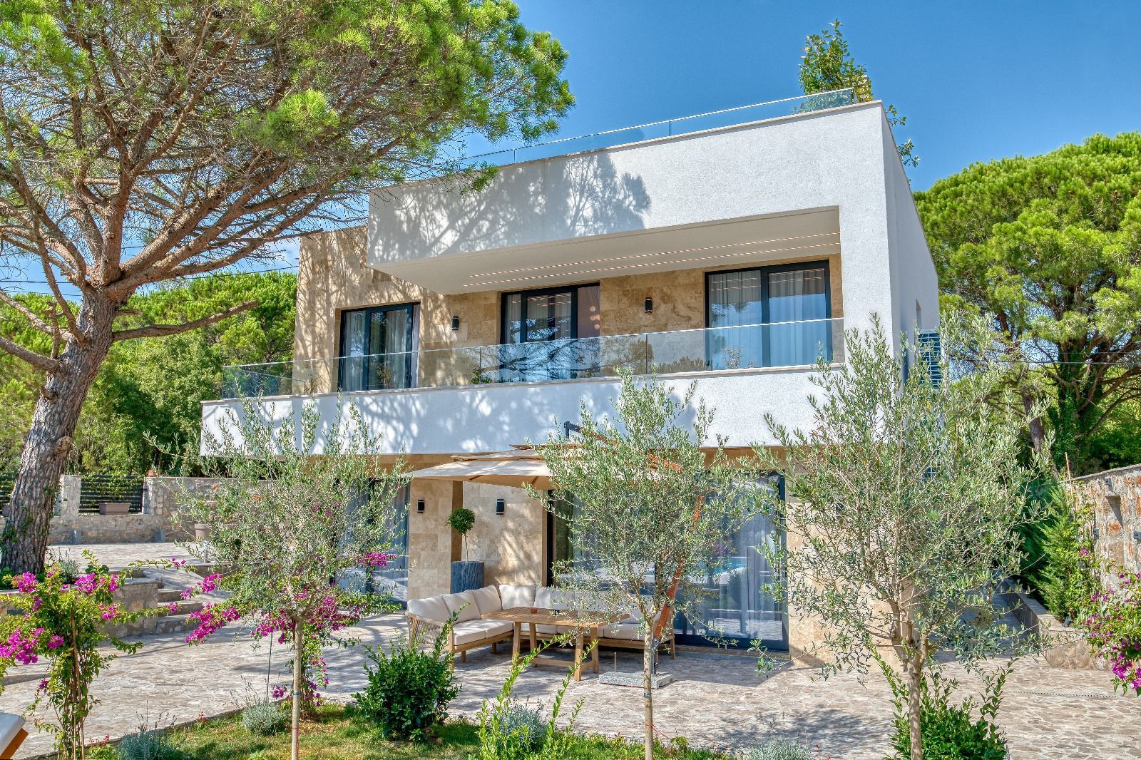 Izdavanje,Kotor,Zagora-Ekskluzivna Vila sa Bazenom, Krovnom Terasom, Đakuzijem i Letnjom Kuhinjom (NA PERIOD DO 01.05.2026) - Amfora Real Estate