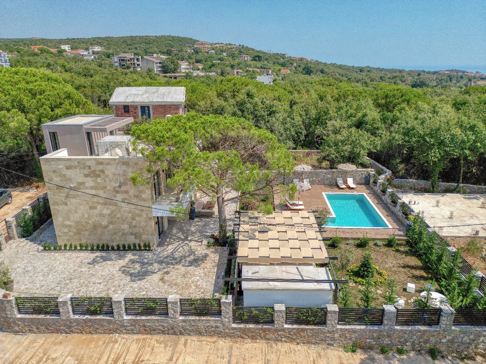 Izdavanje,Kotor,Zagora-Ekskluzivna Vila sa Bazenom, Krovnom Terasom, Đakuzijem i Letnjom Kuhinjom (NA PERIOD DO 01.05.2026) - Amfora Real Estate