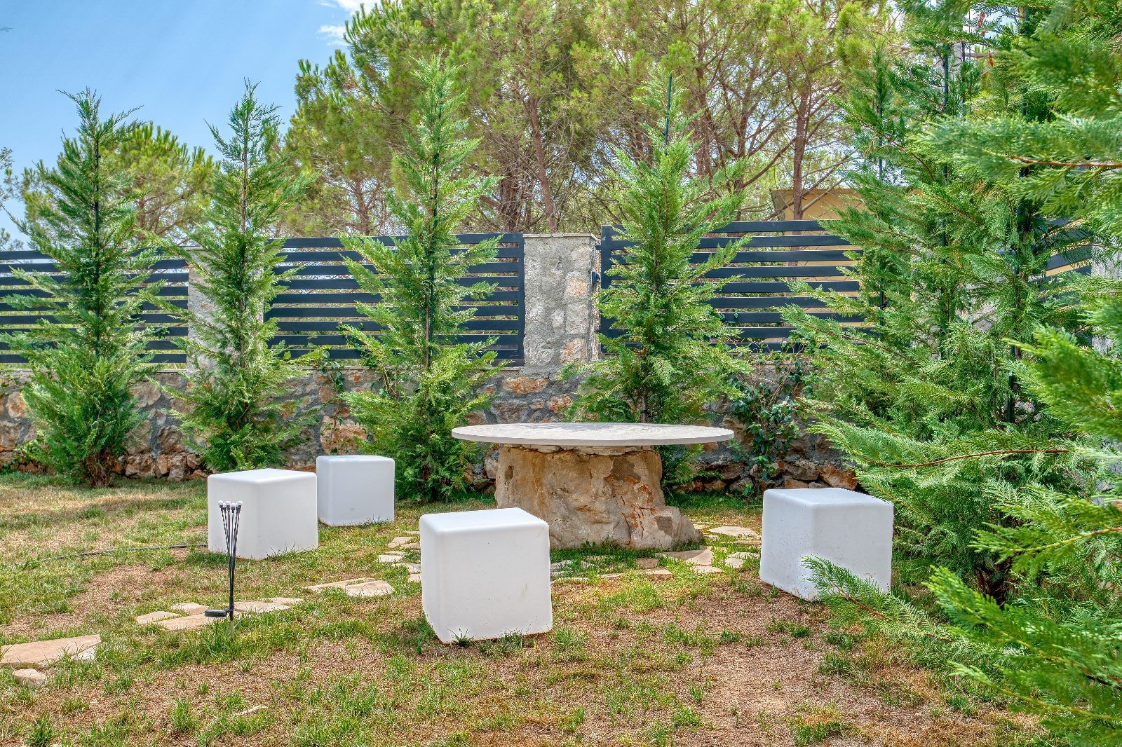 Izdavanje,Kotor,Zagora-Ekskluzivna Vila sa Bazenom, Krovnom Terasom, Đakuzijem i Letnjom Kuhinjom (NA PERIOD DO 01.05.2026) - Amfora Real Estate