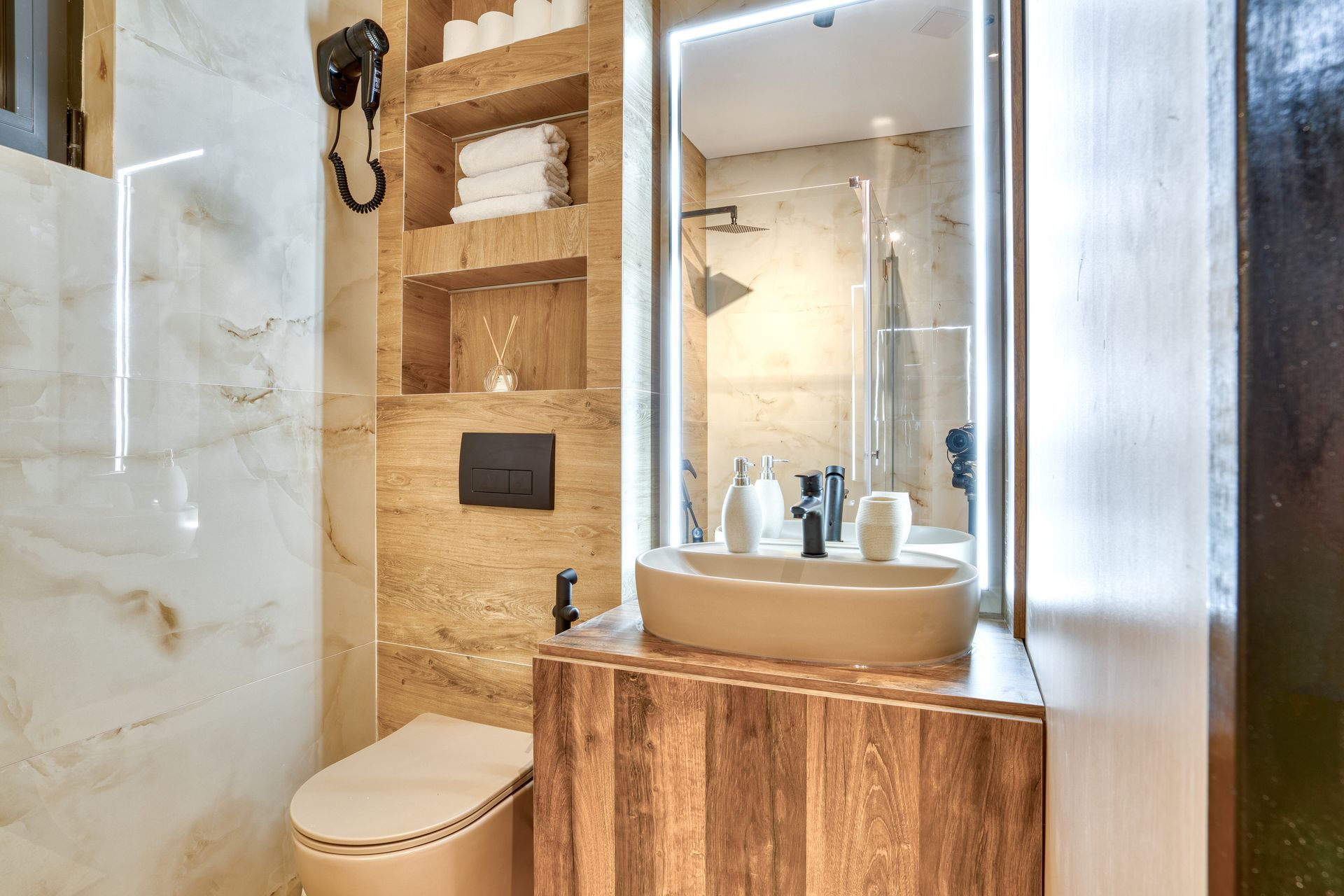 Izdavanje,Kotor,Zagora-Ekskluzivna Vila sa Bazenom, Krovnom Terasom, Đakuzijem i Letnjom Kuhinjom (NA PERIOD DO 01.05.2026) - Amfora Real Estate