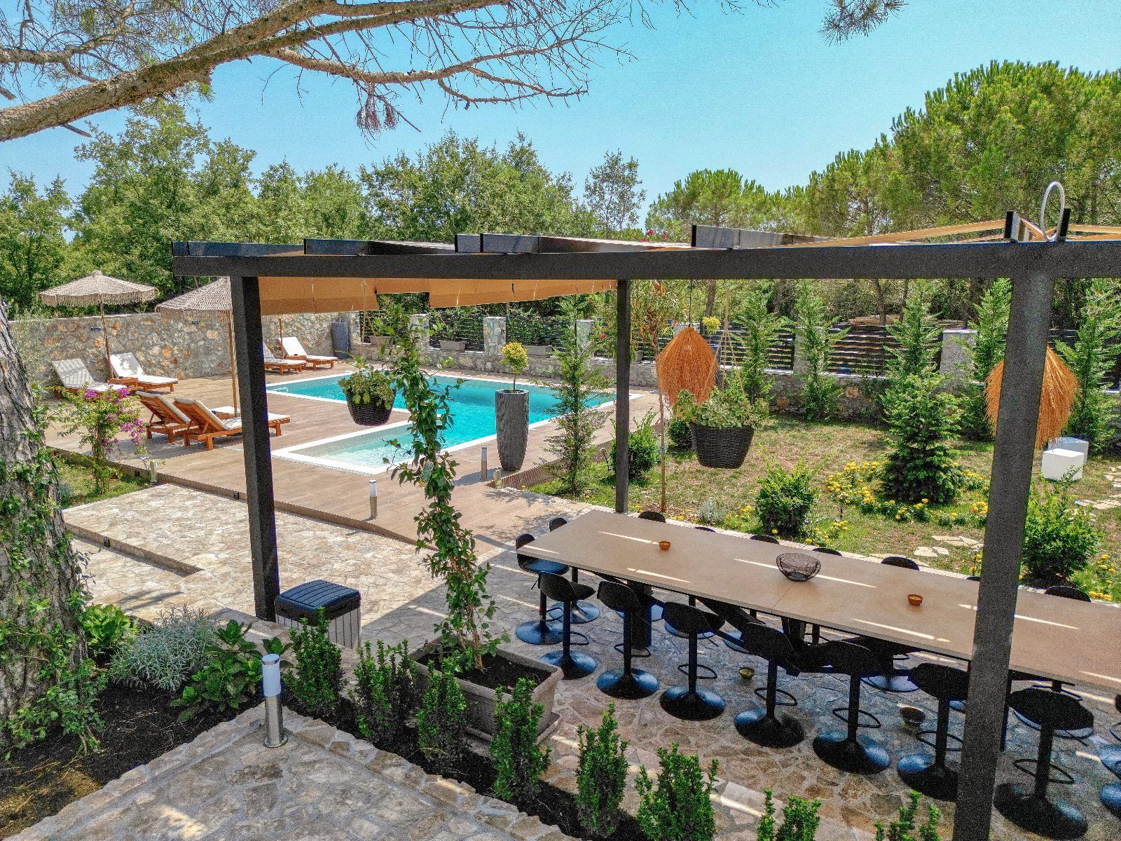 Izdavanje,Kotor,Zagora-Ekskluzivna Vila sa Bazenom, Krovnom Terasom, Đakuzijem i Letnjom Kuhinjom (NA PERIOD DO 01.05.2026) - Amfora Real Estate