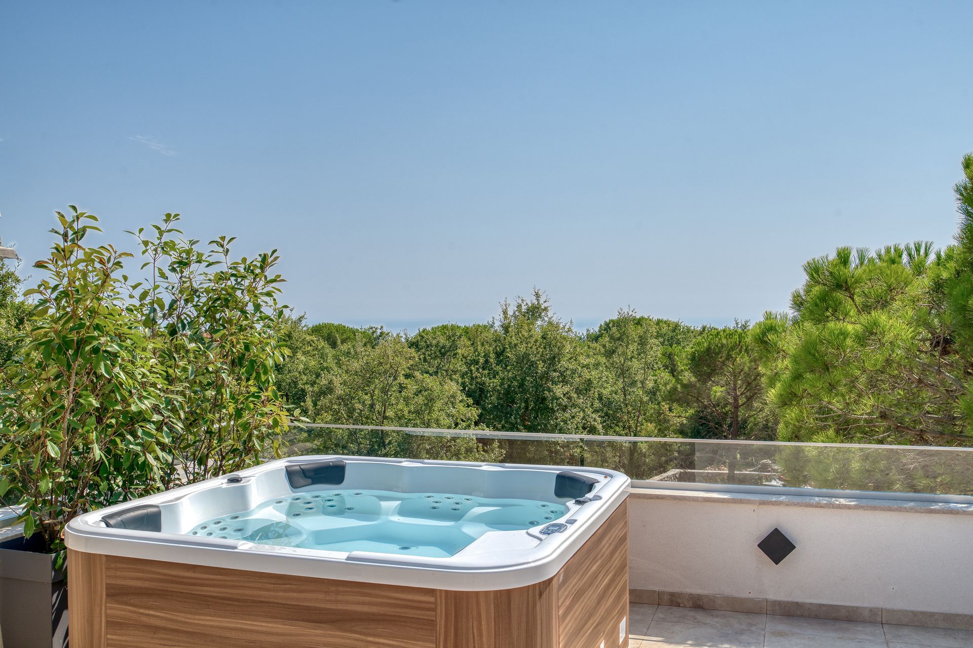 Izdavanje,Kotor,Zagora-Ekskluzivna Vila sa Bazenom, Krovnom Terasom, Đakuzijem i Letnjom Kuhinjom (NA PERIOD DO 01.05.2026) - Amfora Real Estate