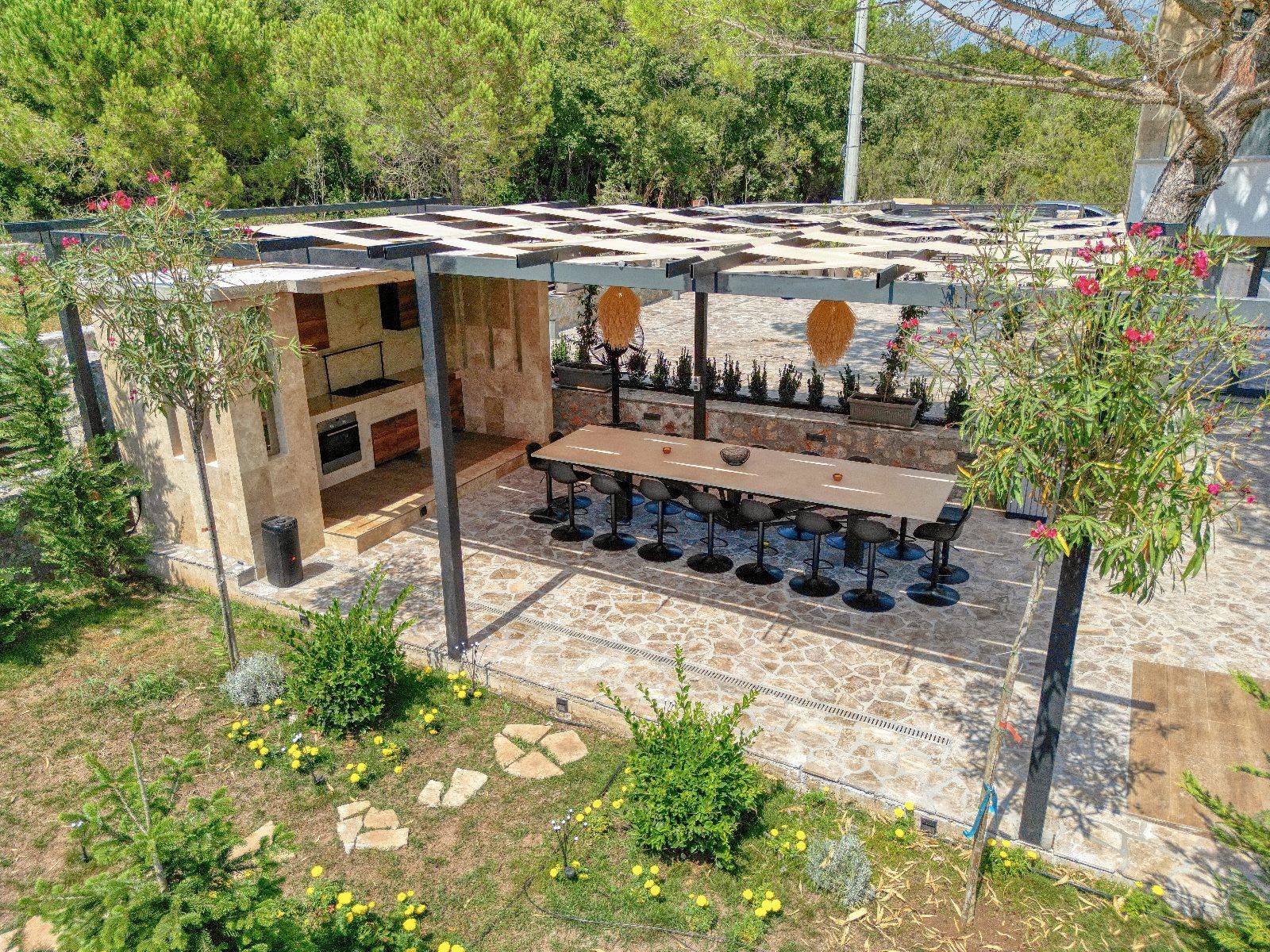 Izdavanje,Kotor,Zagora-Ekskluzivna Vila sa Bazenom, Krovnom Terasom, Đakuzijem i Letnjom Kuhinjom (NA PERIOD DO 01.05.2026) - Amfora Real Estate