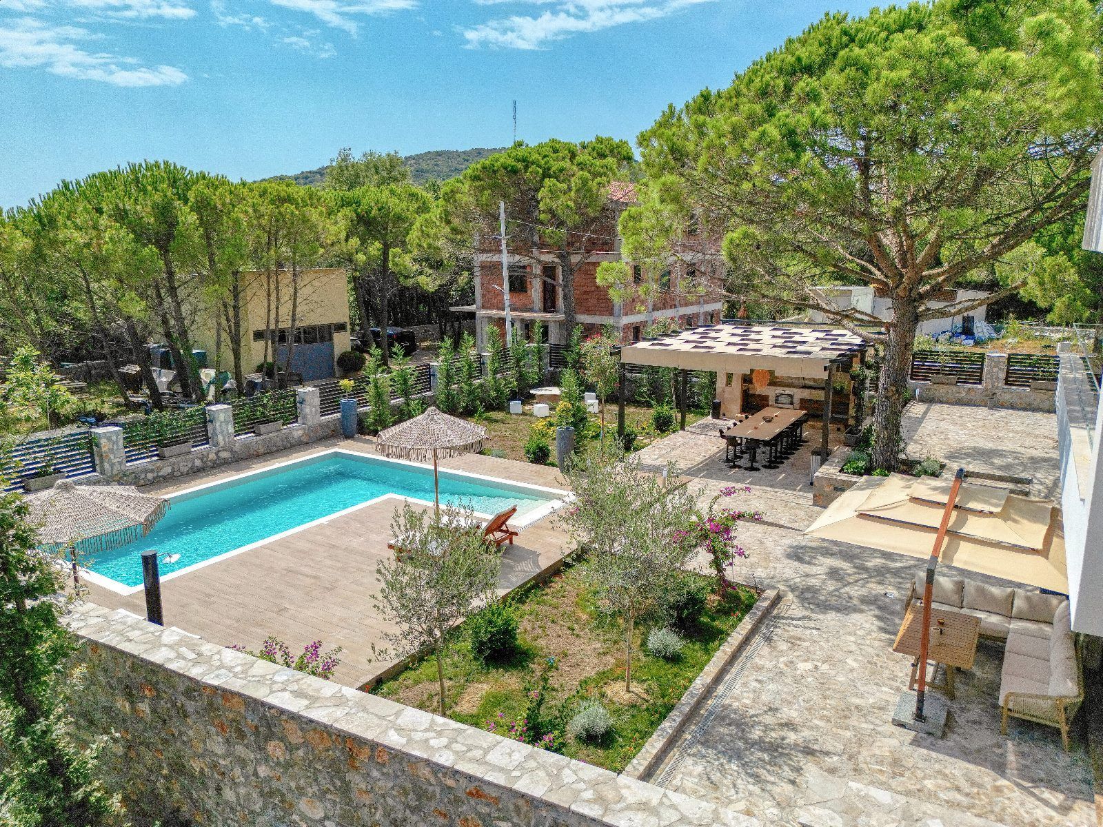 Izdavanje,Kotor,Zagora-Ekskluzivna Vila sa Bazenom, Krovnom Terasom, Đakuzijem i Letnjom Kuhinjom (NA PERIOD DO 01.05.2026) - Amfora Real Estate