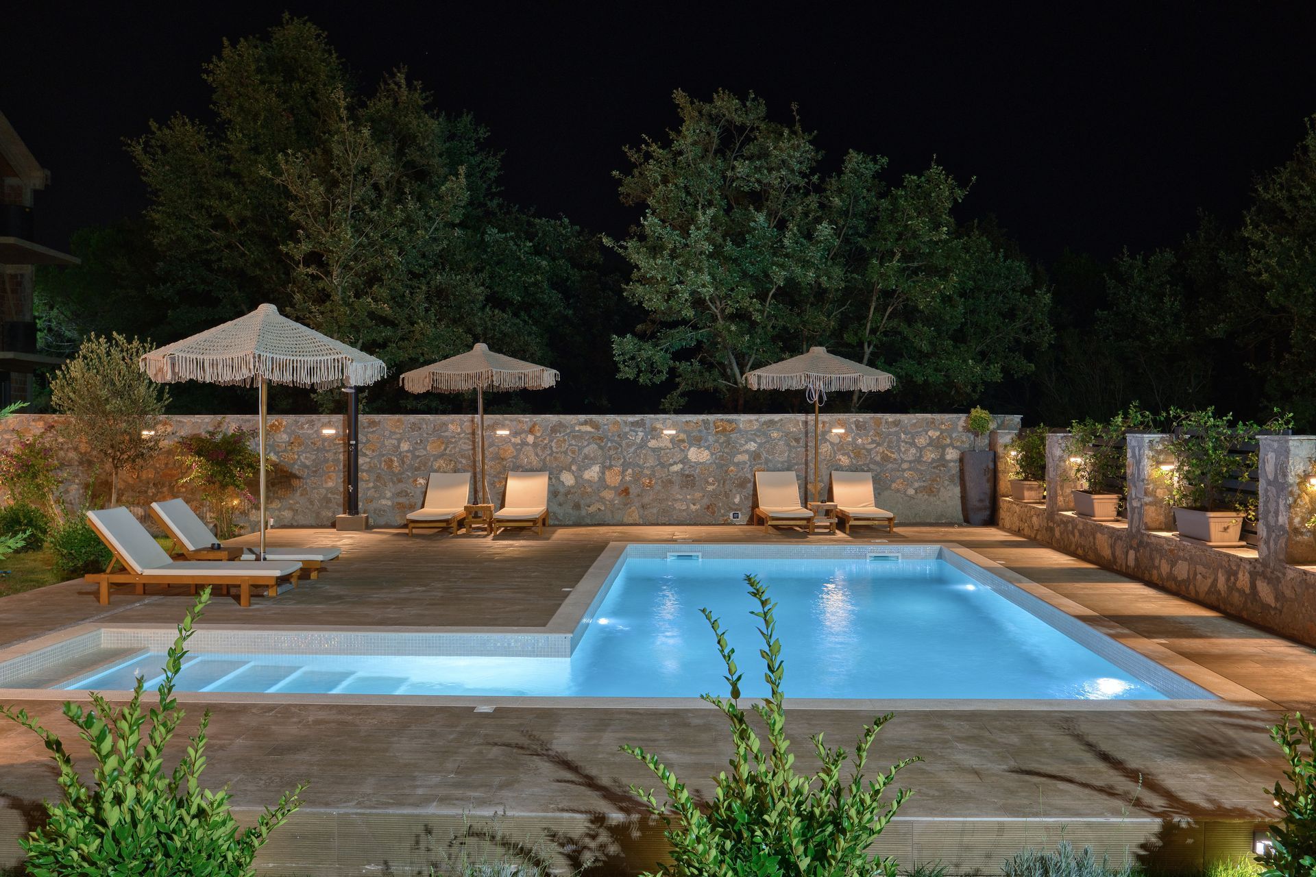 Izdavanje,Kotor,Zagora-Ekskluzivna Vila sa Bazenom, Krovnom Terasom, Đakuzijem i Letnjom Kuhinjom (NA PERIOD DO 01.05.2026) - Amfora Real Estate