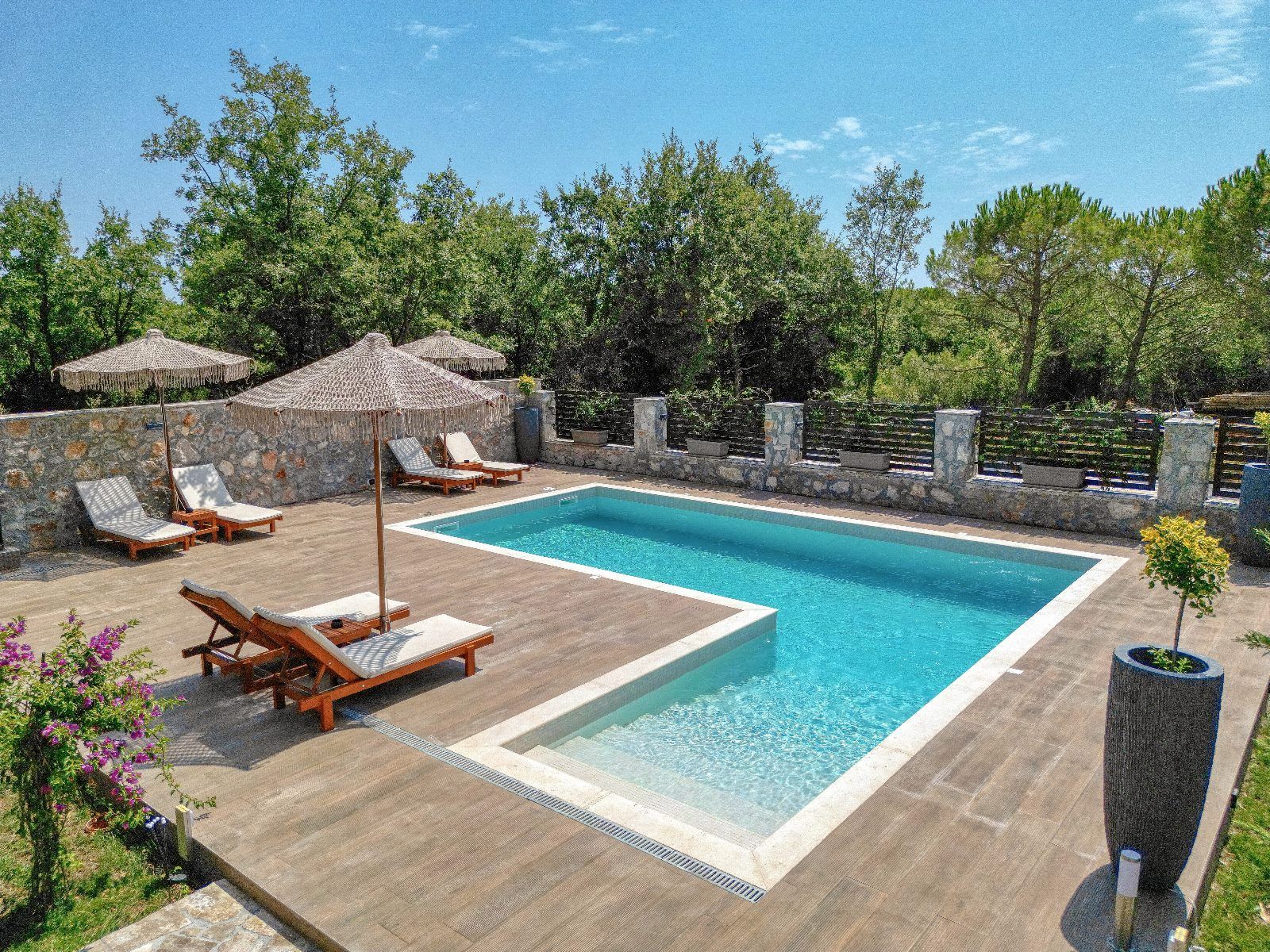 Izdavanje,Kotor,Zagora-Ekskluzivna Vila sa Bazenom, Krovnom Terasom, Đakuzijem i Letnjom Kuhinjom (NA PERIOD DO 01.05.2026) - Amfora Real Estate