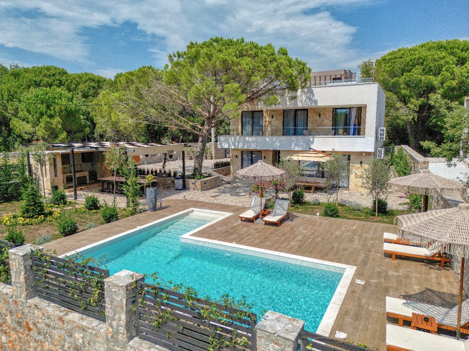 Izdavanje,Kotor,Zagora-Ekskluzivna Vila sa Bazenom, Krovnom Terasom, Đakuzijem i Letnjom Kuhinjom (NA PERIOD DO 01.05.2026) - Amfora Real Estate