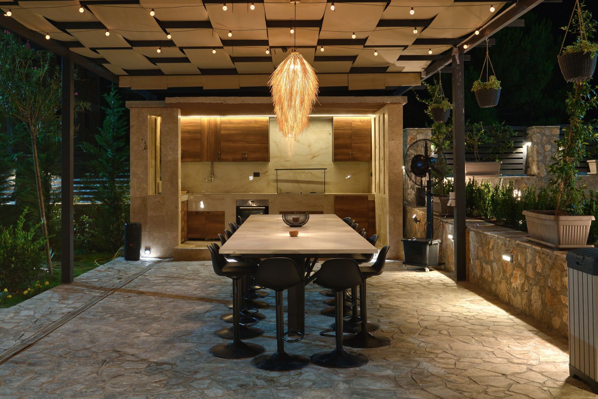 Izdavanje,Kotor,Zagora-Ekskluzivna Vila sa Bazenom, Krovnom Terasom, Đakuzijem i Letnjom Kuhinjom (NA PERIOD DO 01.05.2026) - Amfora Real Estate