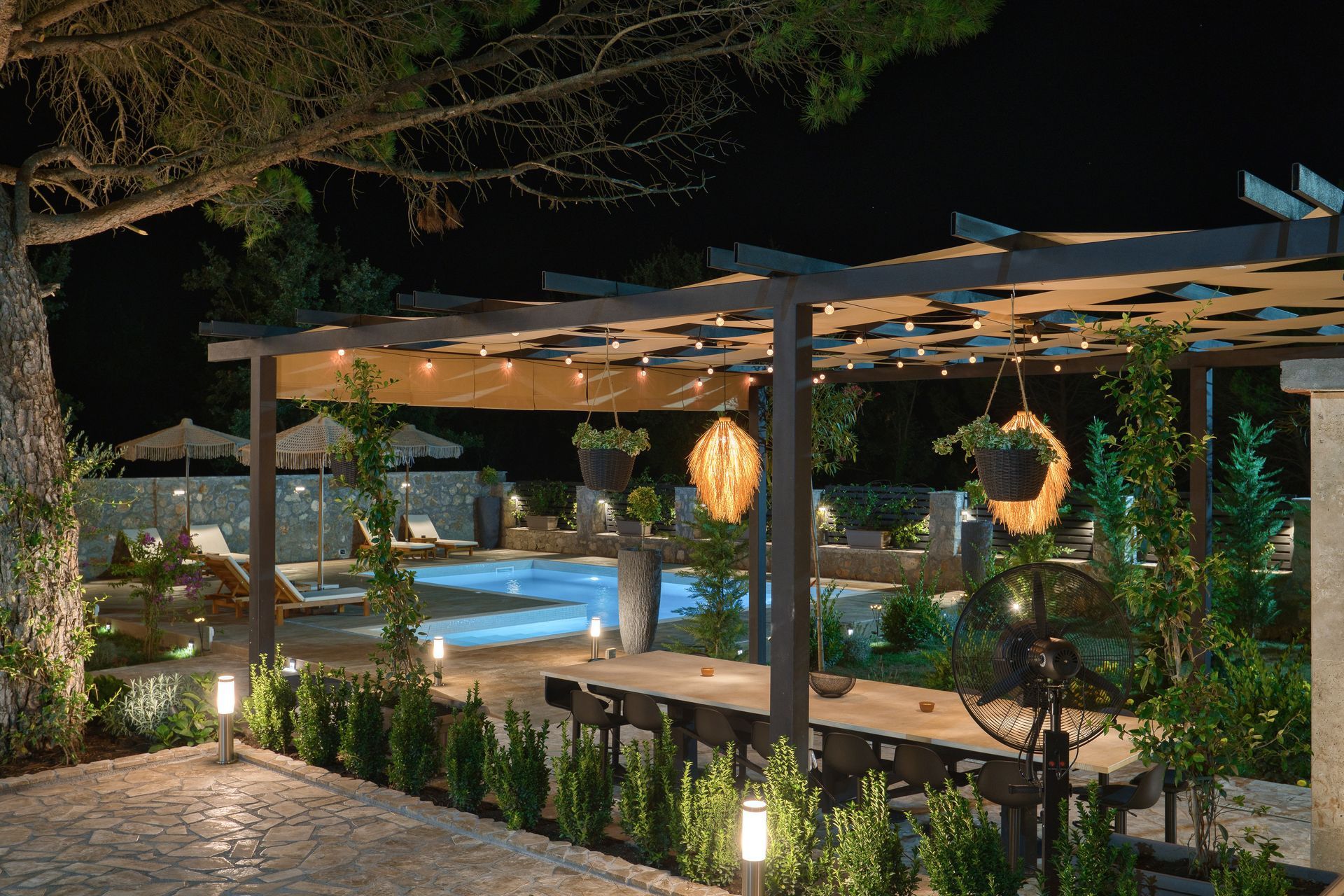 Izdavanje,Kotor,Zagora-Ekskluzivna Vila sa Bazenom, Krovnom Terasom, Đakuzijem i Letnjom Kuhinjom (NA PERIOD DO 01.05.2026) - Amfora Real Estate