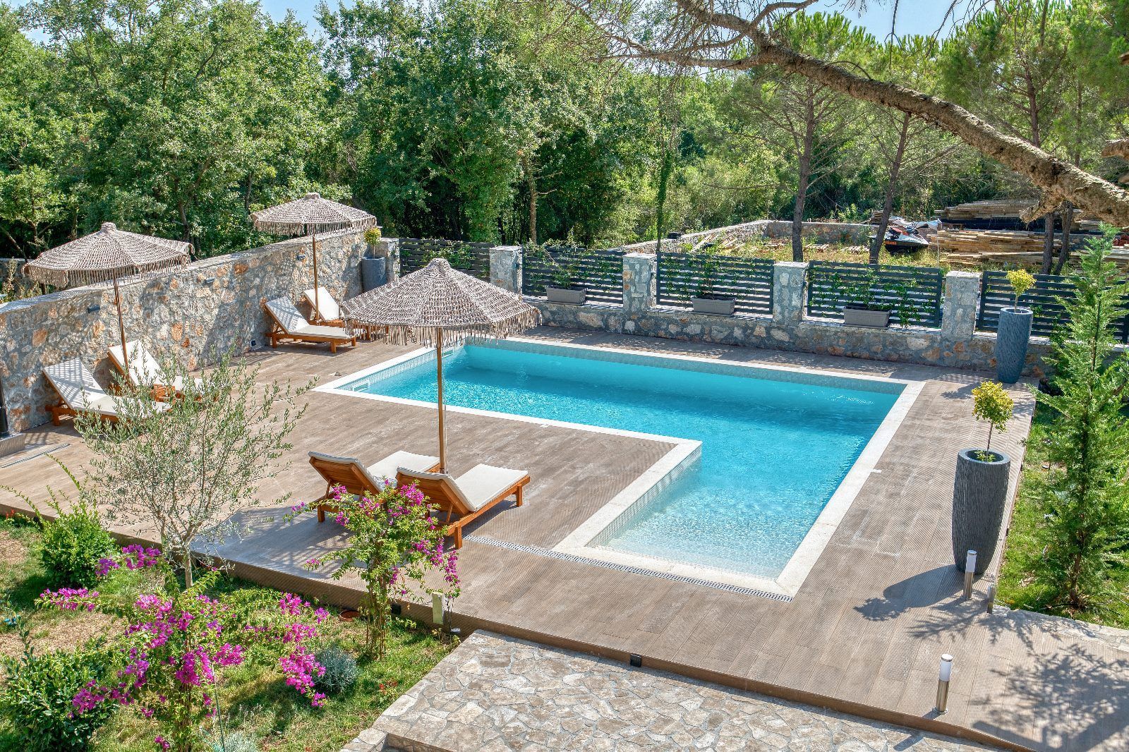 Izdavanje,Kotor,Zagora-Ekskluzivna Vila sa Bazenom, Krovnom Terasom, Đakuzijem i Letnjom Kuhinjom (NA PERIOD DO 01.05.2026) - Amfora Real Estate