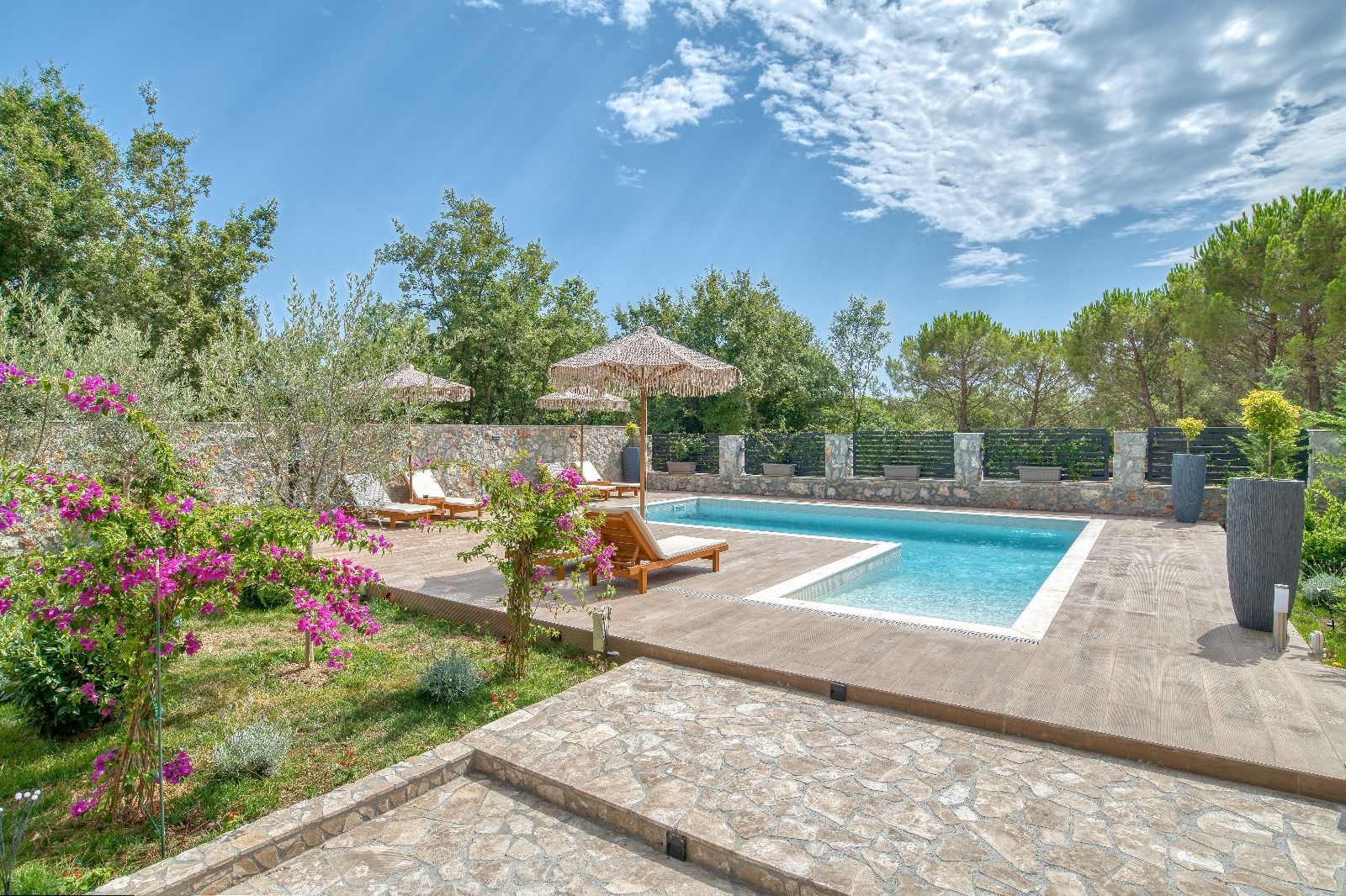 Izdavanje,Kotor,Zagora-Ekskluzivna Vila sa Bazenom, Krovnom Terasom, Đakuzijem i Letnjom Kuhinjom (NA PERIOD DO 01.05.2026) - Amfora Real Estate