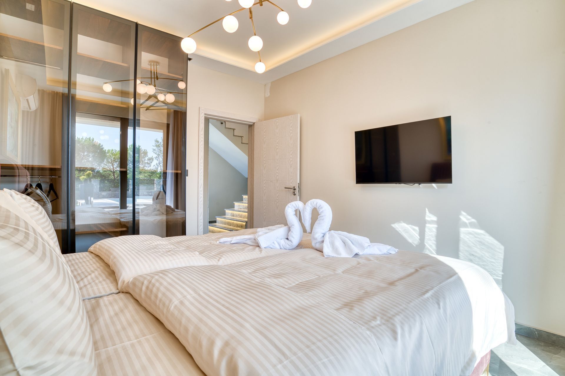 Izdavanje,Kotor,Zagora-Ekskluzivna Vila sa Bazenom, Krovnom Terasom, Đakuzijem i Letnjom Kuhinjom (NA PERIOD DO 01.05.2026) - Amfora Real Estate