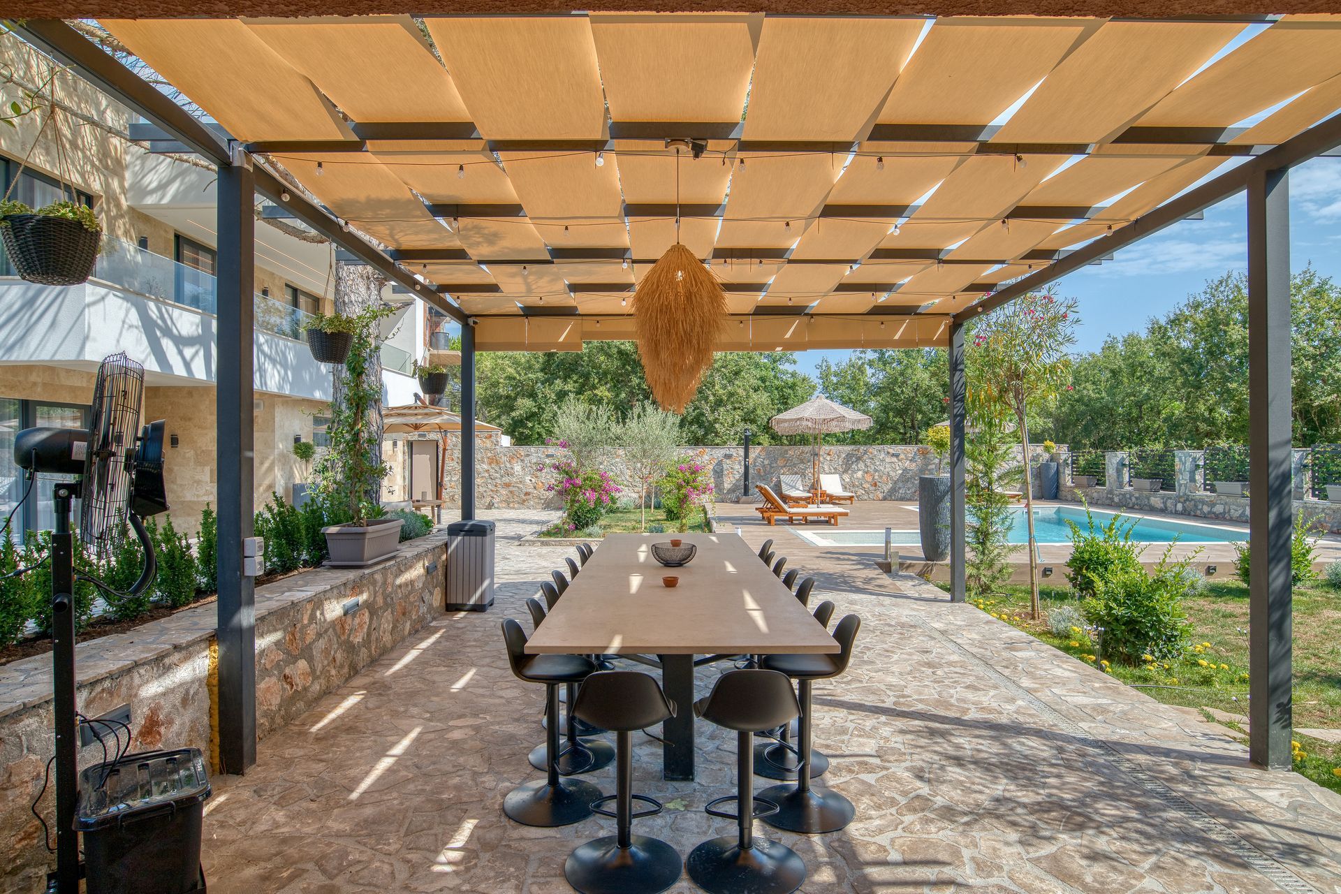 Izdavanje,Kotor,Zagora-Ekskluzivna Vila sa Bazenom, Krovnom Terasom, Đakuzijem i Letnjom Kuhinjom (NA PERIOD DO 01.05.2026) - Amfora Real Estate