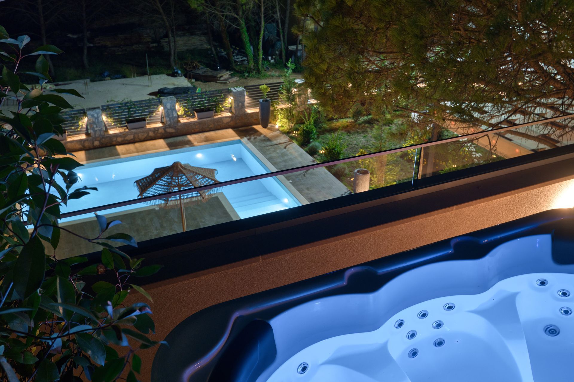 Izdavanje,Kotor,Zagora-Ekskluzivna Vila sa Bazenom, Krovnom Terasom, Đakuzijem i Letnjom Kuhinjom (NA PERIOD DO 01.05.2026) - Amfora Real Estate