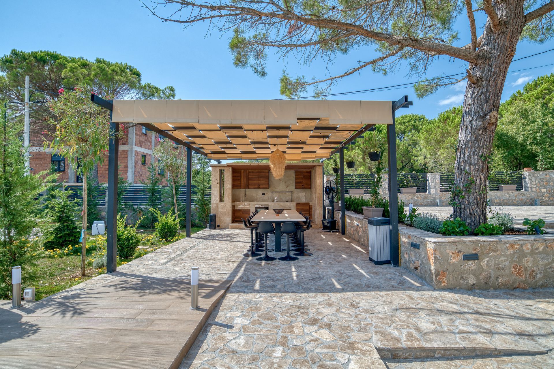 Izdavanje,Kotor,Zagora-Ekskluzivna Vila sa Bazenom, Krovnom Terasom, Đakuzijem i Letnjom Kuhinjom (NA PERIOD DO 01.05.2026) - Amfora Real Estate