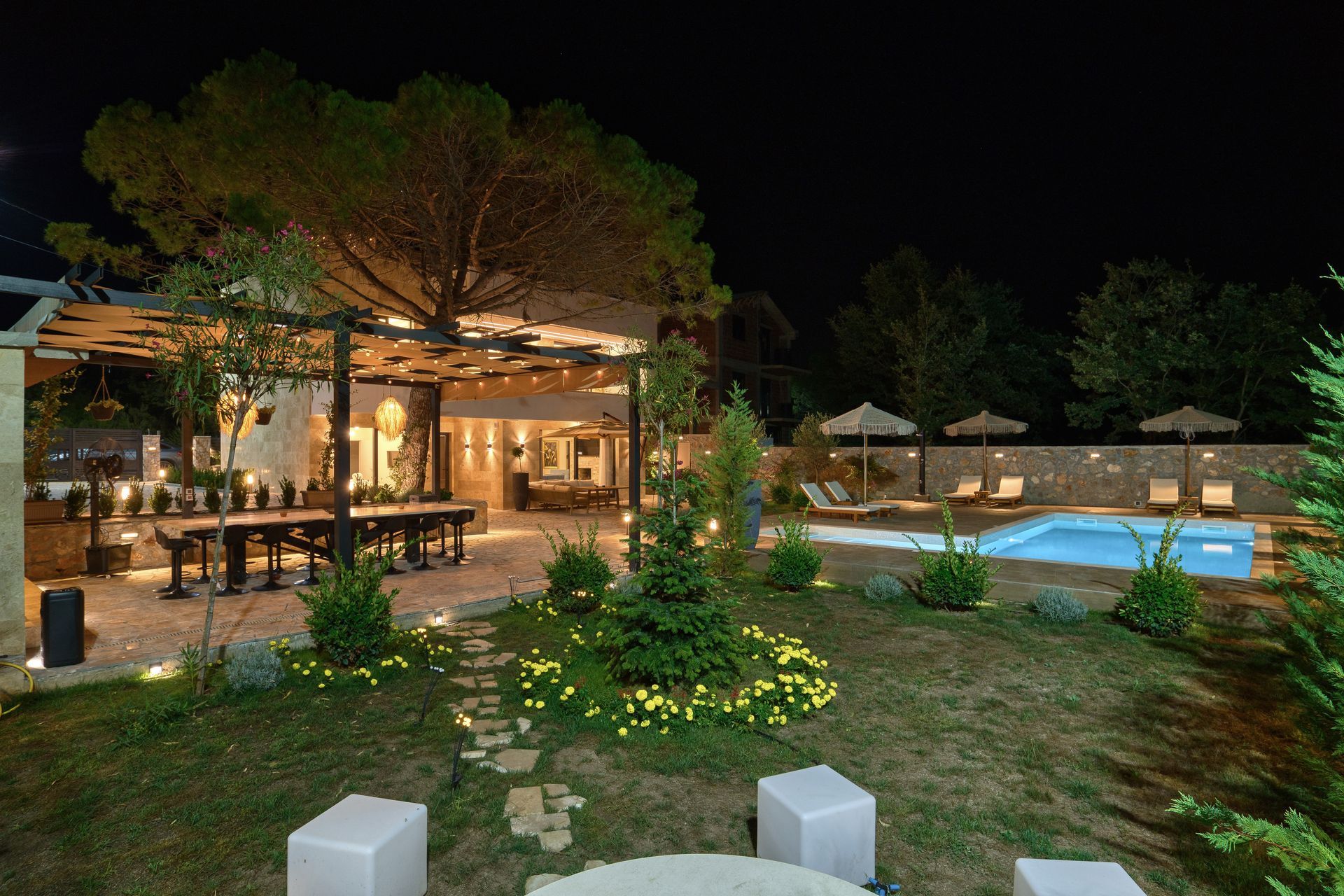 Izdavanje,Kotor,Zagora-Ekskluzivna Vila sa Bazenom, Krovnom Terasom, Đakuzijem i Letnjom Kuhinjom (NA PERIOD DO 01.05.2026) - Amfora Real Estate