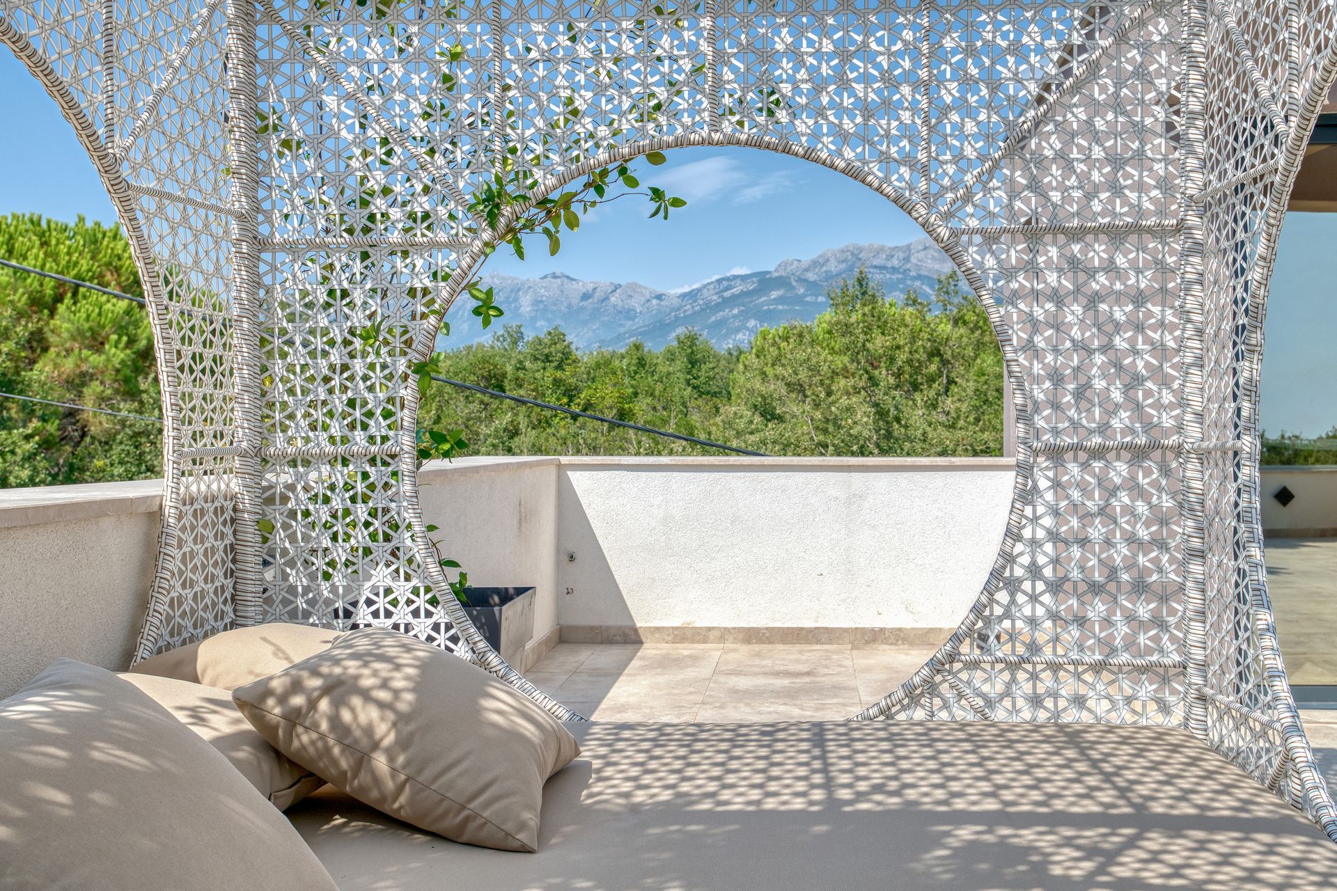 Izdavanje,Kotor,Zagora-Ekskluzivna Vila sa Bazenom, Krovnom Terasom, Đakuzijem i Letnjom Kuhinjom (NA PERIOD DO 01.05.2026) - Amfora Real Estate