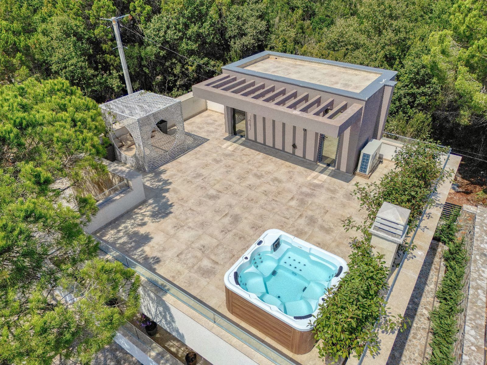 Izdavanje,Kotor,Zagora-Ekskluzivna Vila sa Bazenom, Krovnom Terasom, Đakuzijem i Letnjom Kuhinjom (NA PERIOD DO 01.05.2026) - Amfora Real Estate