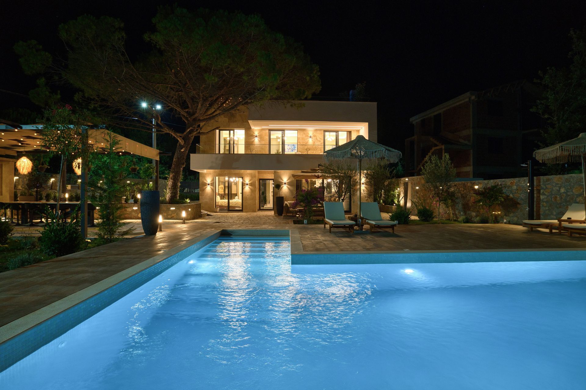 Izdavanje,Kotor,Zagora-Ekskluzivna Vila sa Bazenom, Krovnom Terasom, Đakuzijem i Letnjom Kuhinjom (NA PERIOD DO 01.05.2026) - Amfora Real Estate