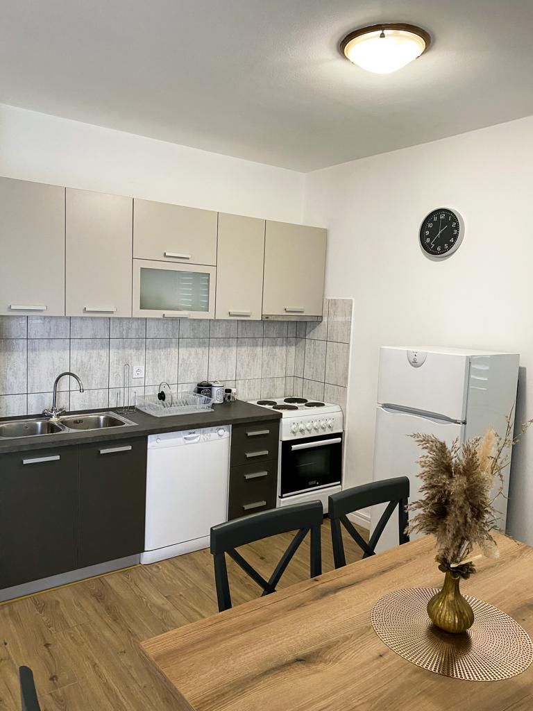 Trosoban namesten stan sa pogledom na more i grad ,Budva-Dubovica (NA DUZI PERIOD) - Amfora Real Estate