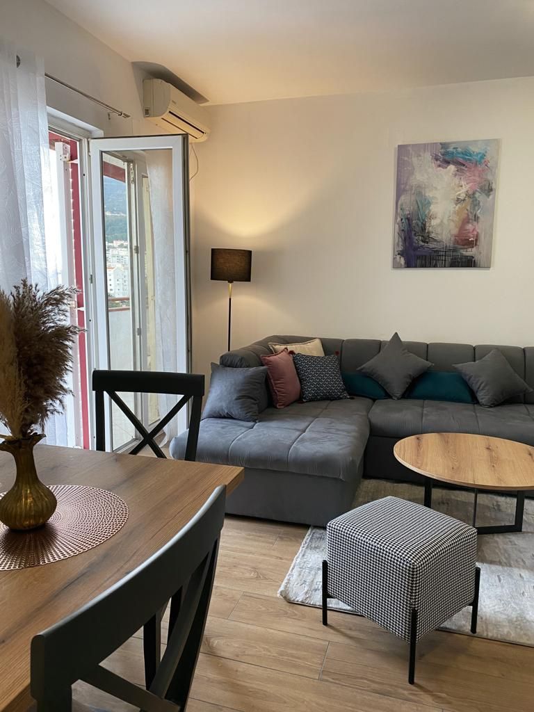 Trosoban namesten stan sa pogledom na more i grad ,Budva-Dubovica (NA DUZI PERIOD) - Amfora Real Estate